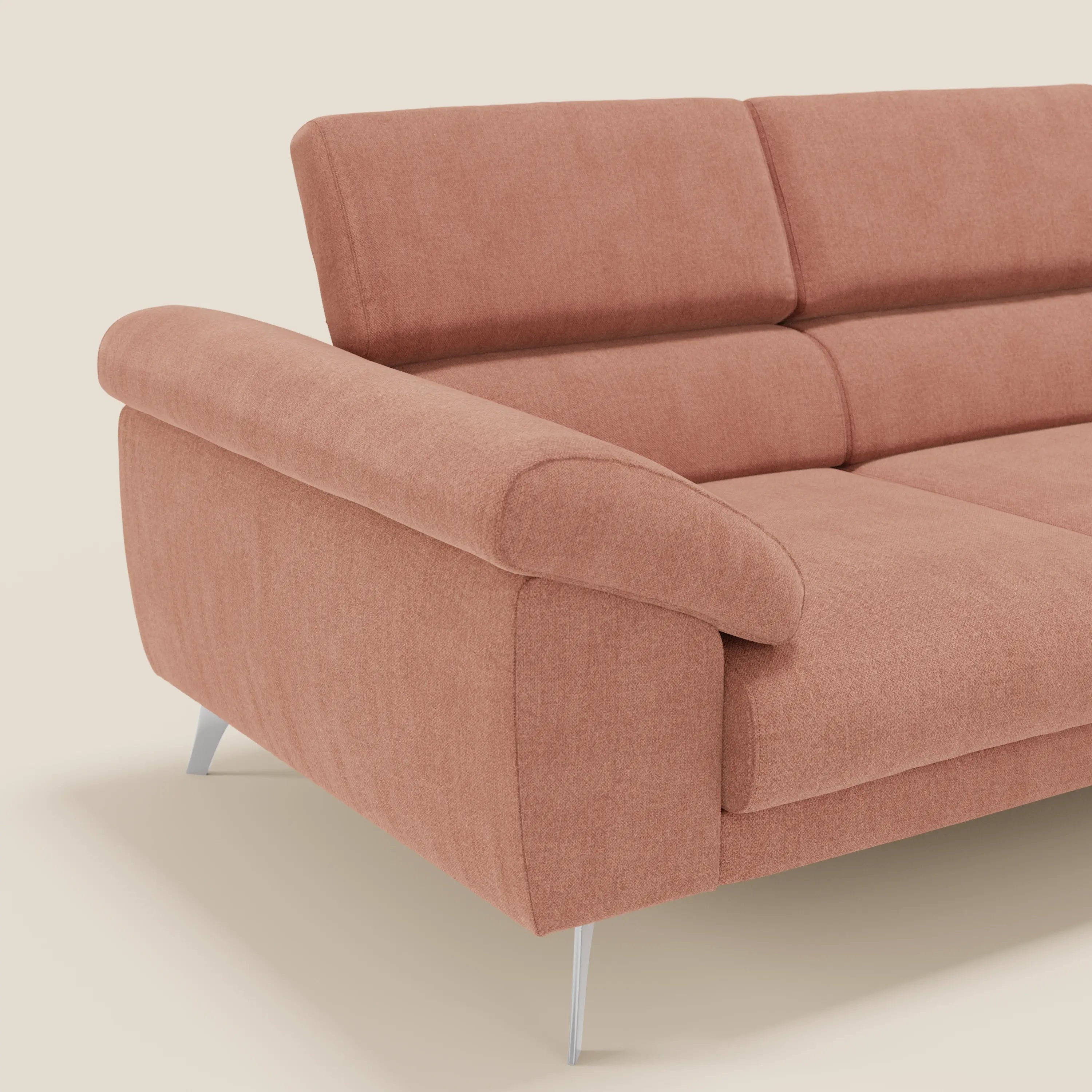 Il divano Donatello di Divani.Store, presentato in tessuto smacchiabile T23 pesca, è caratterizzato da 3 sedute allungabili, braccioli contenitore e poggiatesta reclinabili su uno sfondo beige chiaro per il massimo comfort contemporaneo.