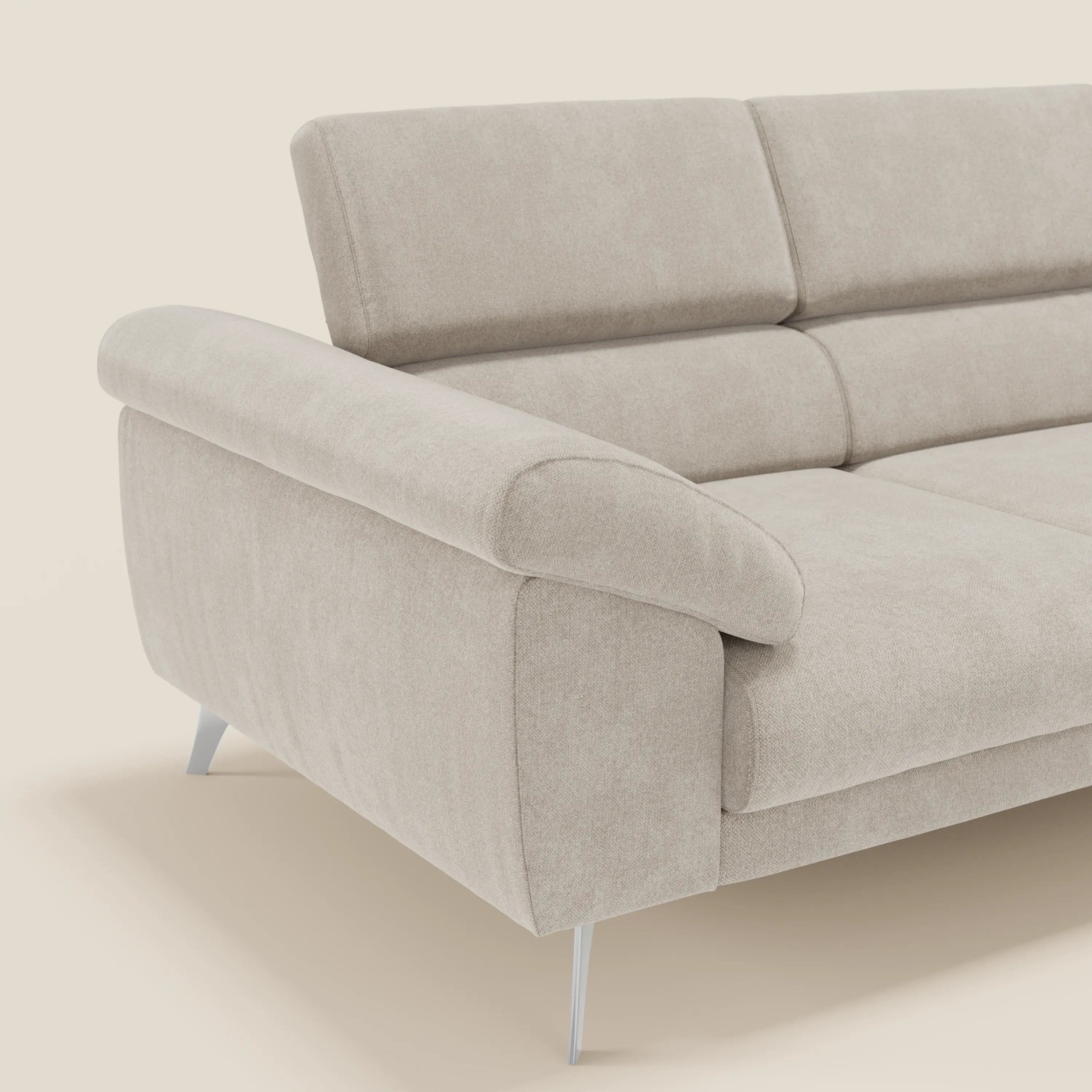 Il divano Donatello di Divani.Store, presentato in tessuto smacchiabile T23 panna, è dotato di 3 sedute reclinabili, braccioli contenitori e poggiatesta regolabili. Solo il braccio sinistro e la seduta sono visibili su uno sfondo neutro.