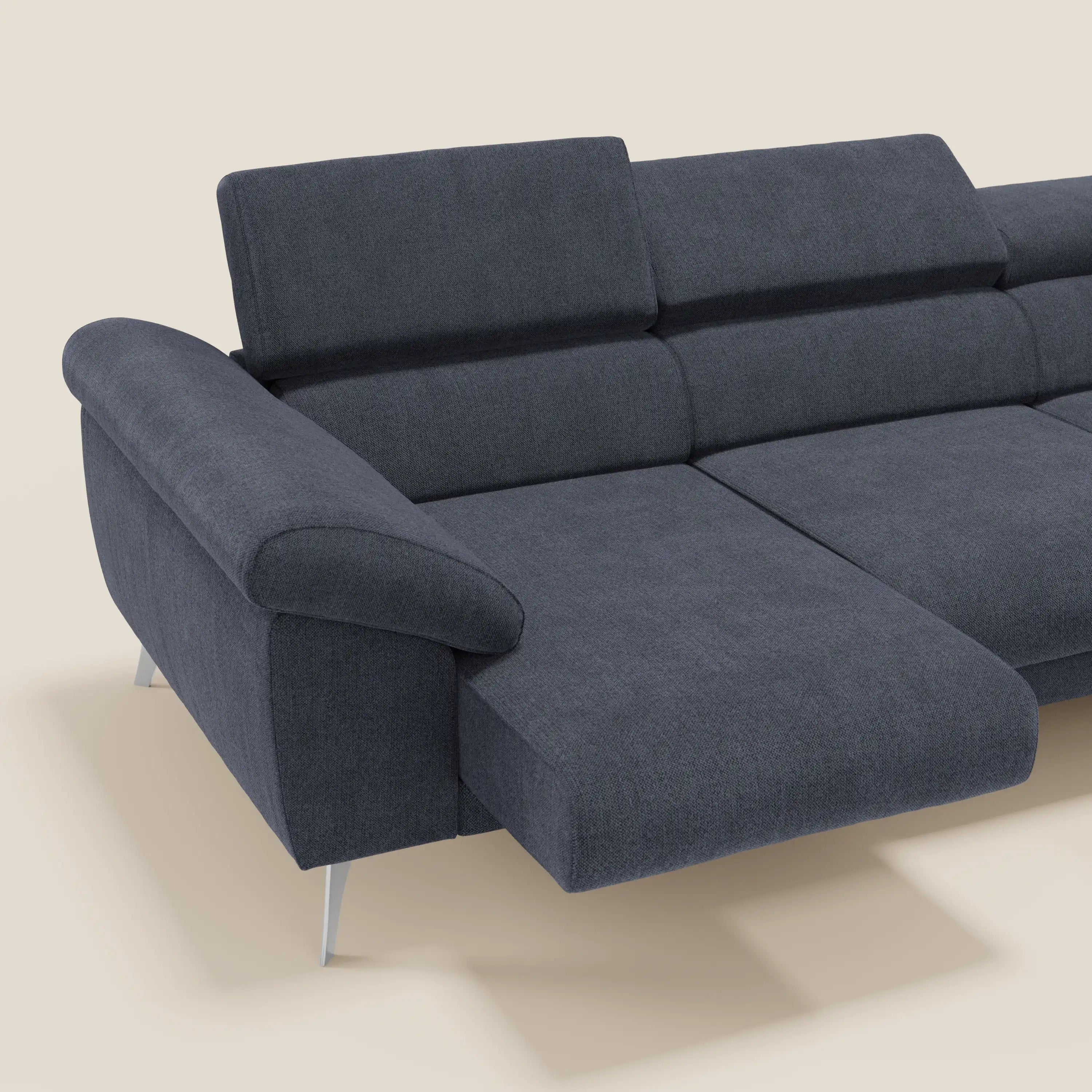 Il Divano angolare Donatello di Divani.Store, in morbido tessuto antimacchia T23 blu ardesia, è caratterizzato da sedute scorrevoli, braccioli contenitori, poggiatesta regolabili e un design contemporaneo dalle linee pulite.