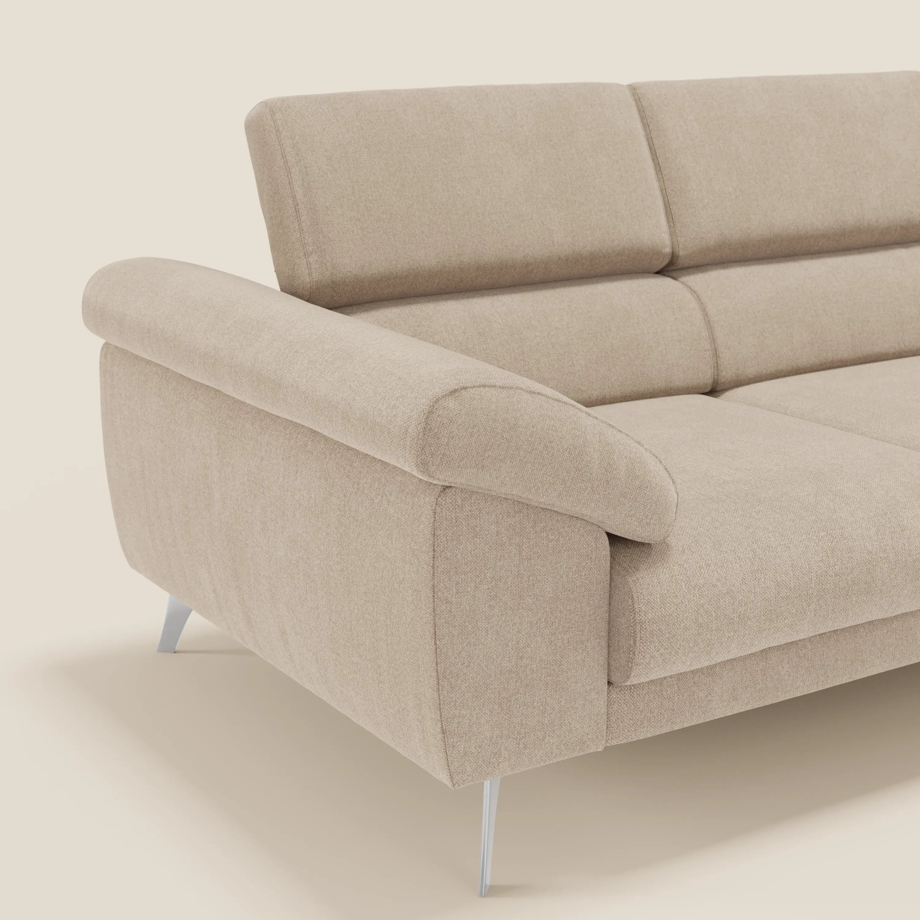 Un primo piano del divano Donatello di Divani.Store in tessuto smacchiabile T23 beige, con 3 sedute allungabili, braccioli contenitore e poggiatesta reclinabili, su uno sfondo chiaro che sottolinea il comfort e lo stile contemporaneo.