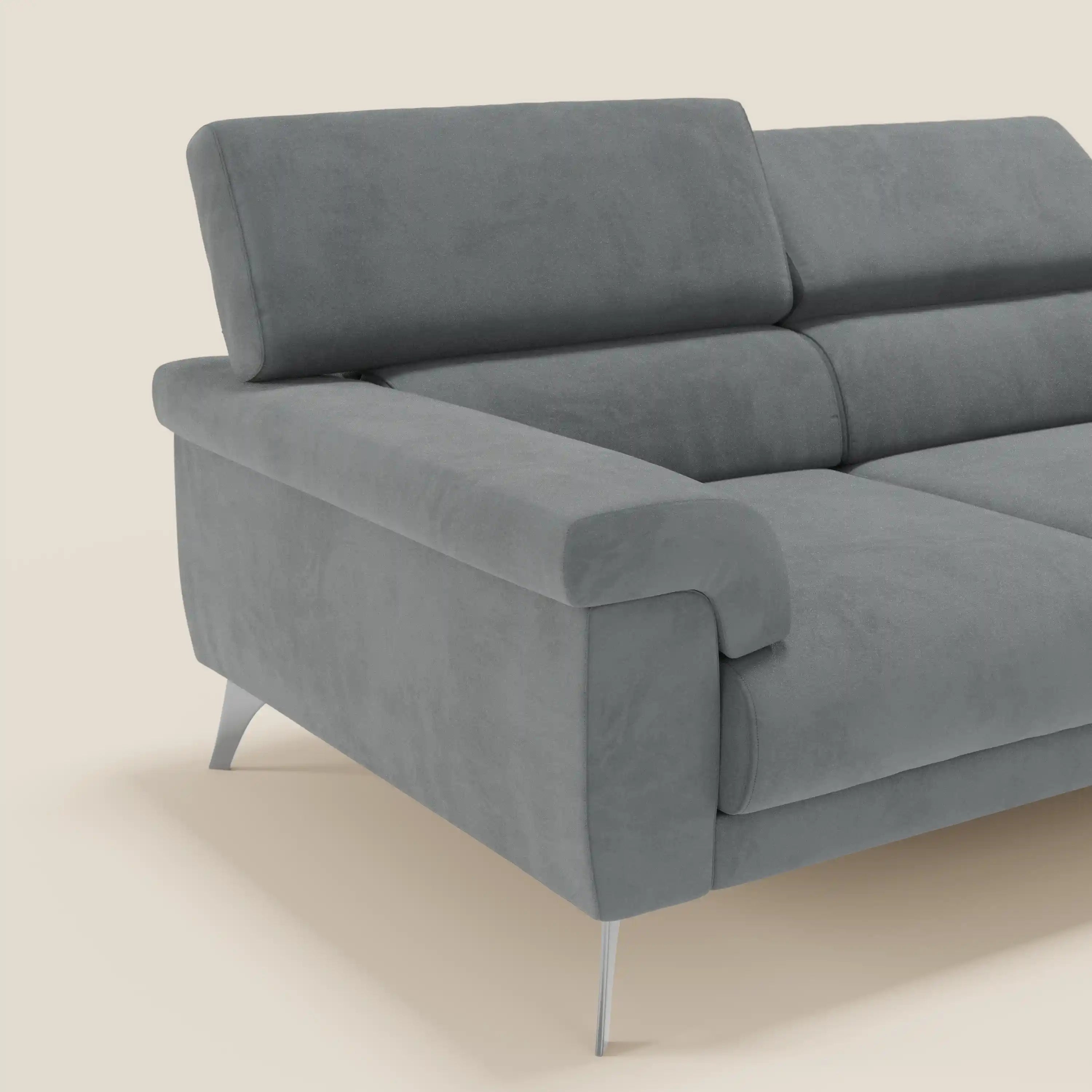 Un primo piano del divano Raffaello di Divani.Store, con 3 sedute allungabili, poggiatesta reclinabile, ampi braccioli e gambe in metallo. Il rivestimento è in microfibra smacchiabile T11 grigio. Qualità artigianale Made in Italy su sfondo beige.