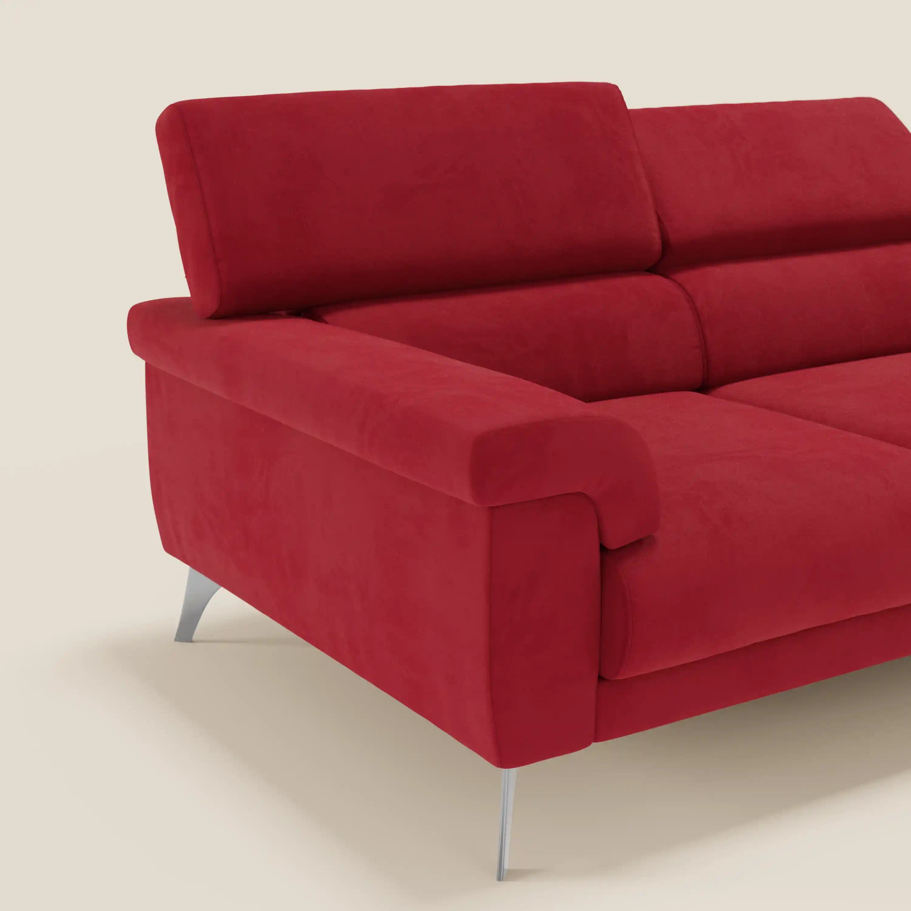 Il divano Raffaello di Divani.Store è caratterizzato da 3 sedute allungabili e poggiatesta reclinabili in microfibra rossa T11 antimacchia. Solo il lato sinistro appare su uno sfondo beige chiaro, evidenziando il comfort e il design italiano.