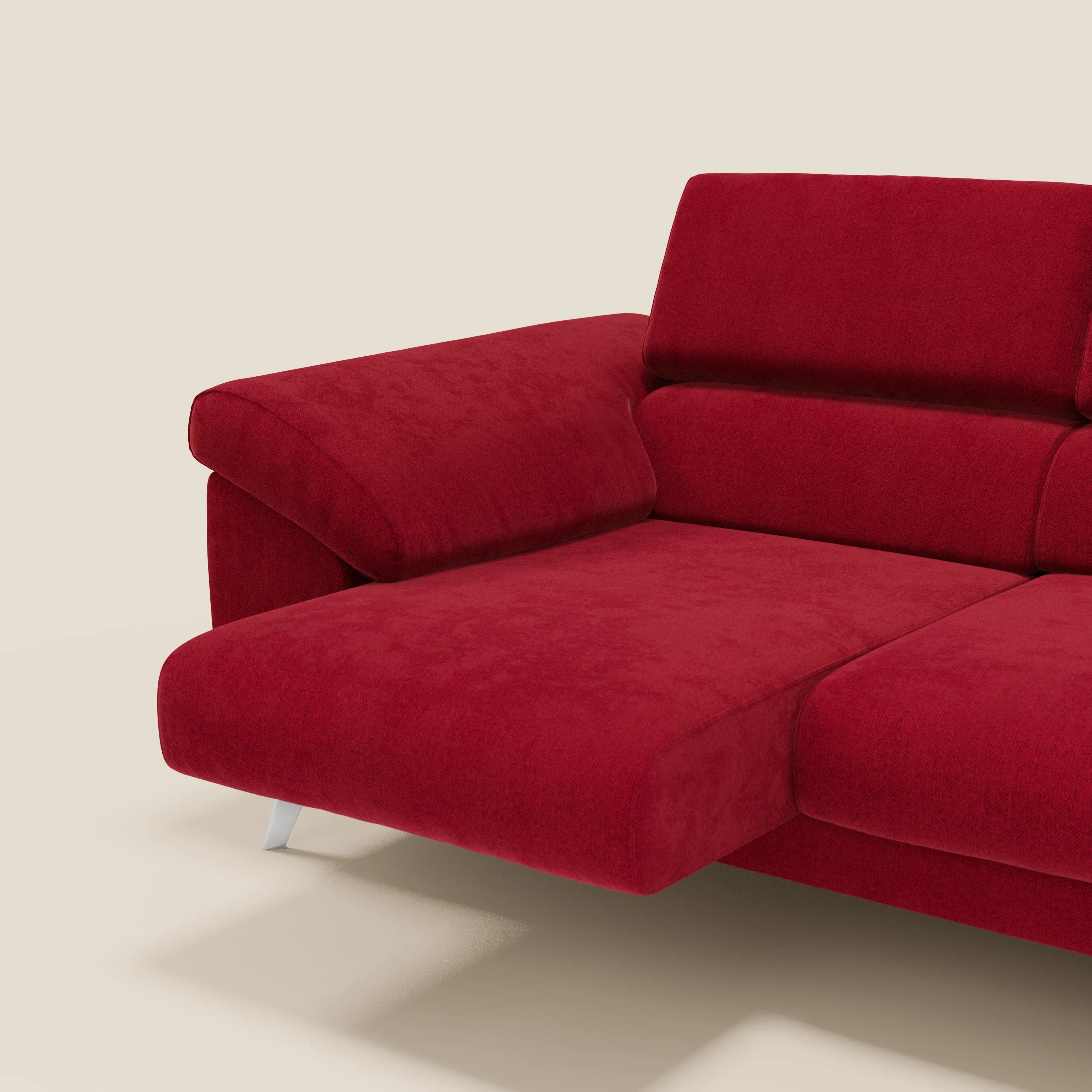 Il divano Donatello di Divani.Store, in tessuto smacchiabile T23 bordeaux, è caratterizzato da 3 sedute allungabili, braccioli contenitori e poggiatesta reclinabili su corte gambe in metallo; solo il lato sinistro e parte dello schienale sono visibili su sfondo beige.
