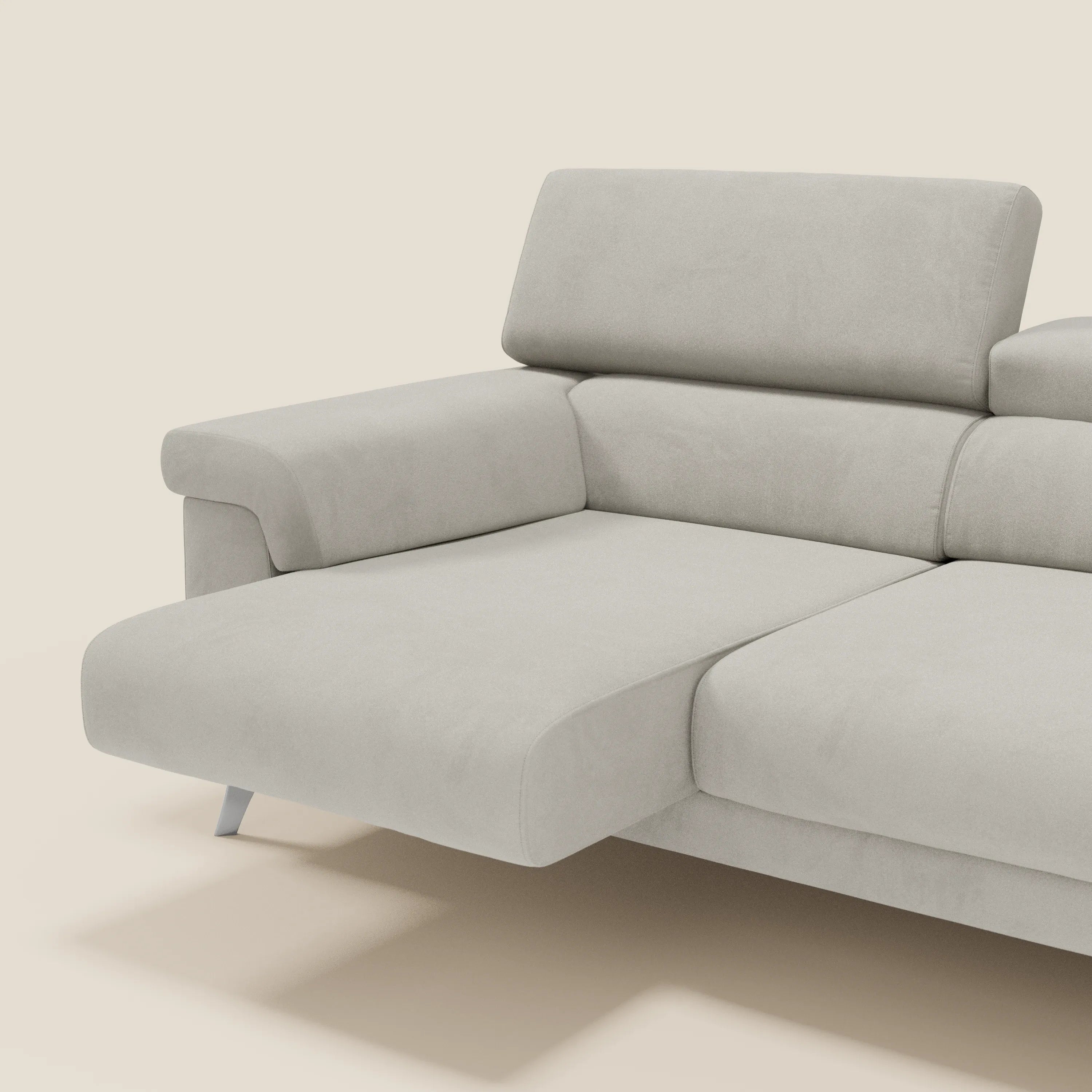 Il divano Raffaello di Divani.Store è caratterizzato da 3 sedute allungabili, poggiatesta reclinabili e microfibra panna T11 antimacchia. Il suo stile contemporaneo e le gambe corte e metalliche spiccano su uno sfondo beige semplice.