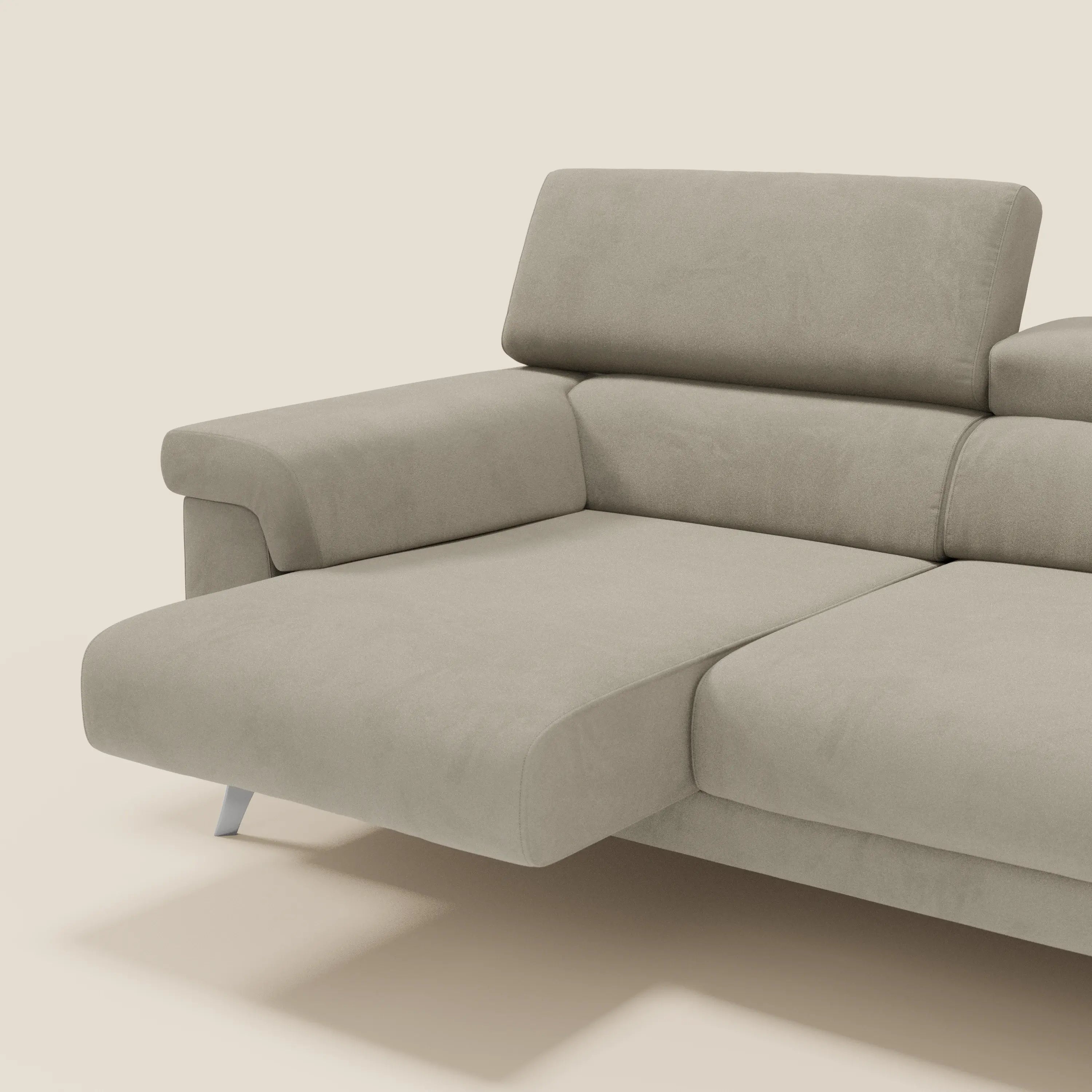 Il divano Raffaello di Divani.Store è caratterizzato da 3 sedute allungabili, poggiatesta reclinabili e rivestimento in microfibra smacchiabile T11 tortora, che unisce comfort avanzato e stile minimalista con eleganti gambe in metallo.