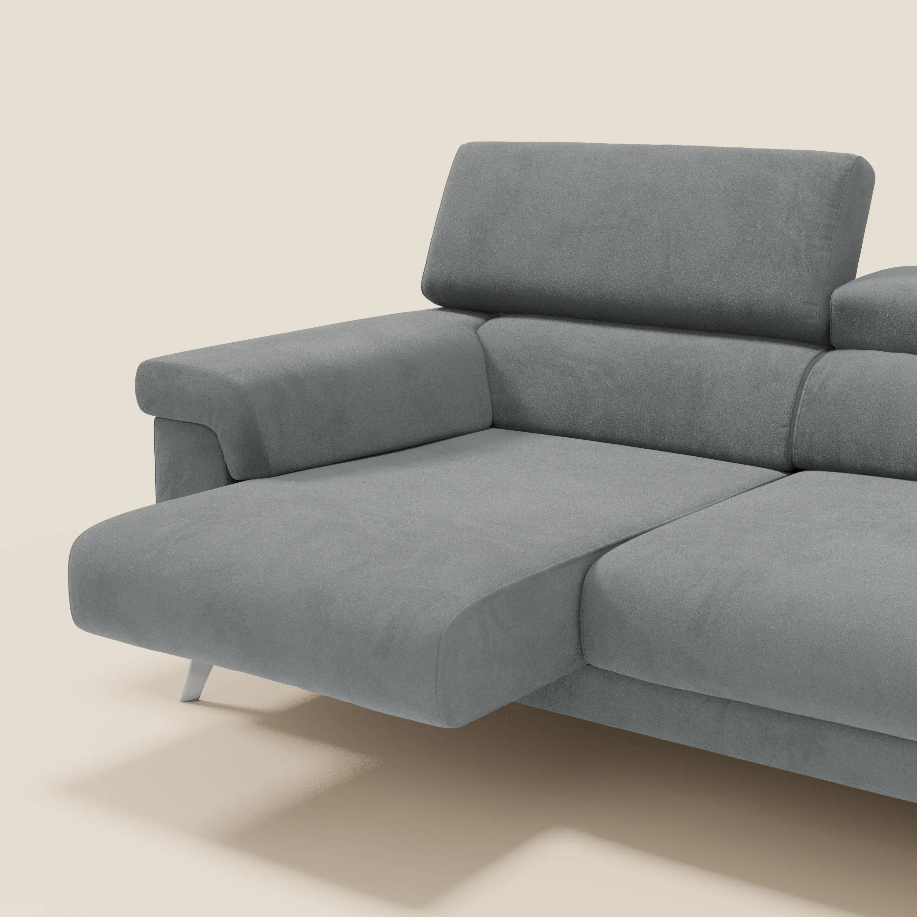 Il divano Raffaello di Divani.Store, presentato in microfibra T11 grigio easy-clean, è dotato di 3 sedute allungabili, poggiatesta reclinabili e poggia su corte gambe angolari in metallo per un look moderno.