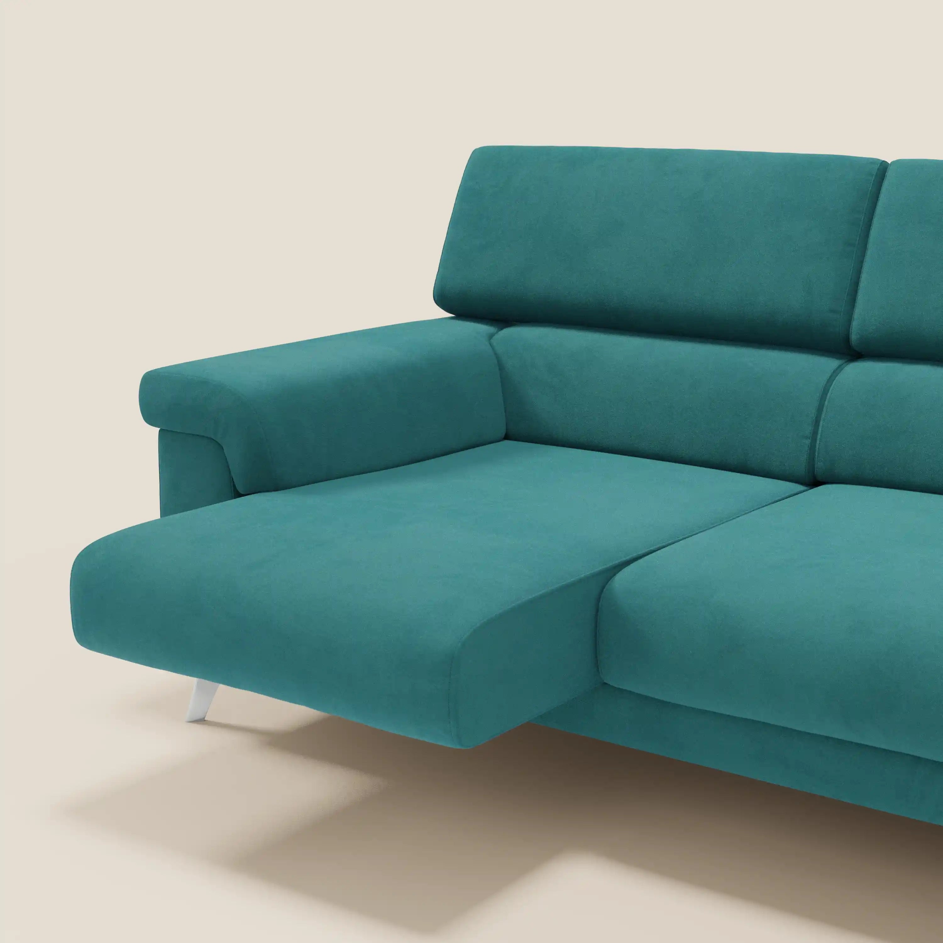 Il Divano angolare Raffaello di Divani.Store in T11 petrolio microfibra smacchiabile ha sedute scorrevoli, poggiatesta regolabili e gambe in metallo argentato, che uniscono stile moderno e praticità. A sinistra, con chaise lounge su sfondo beige.