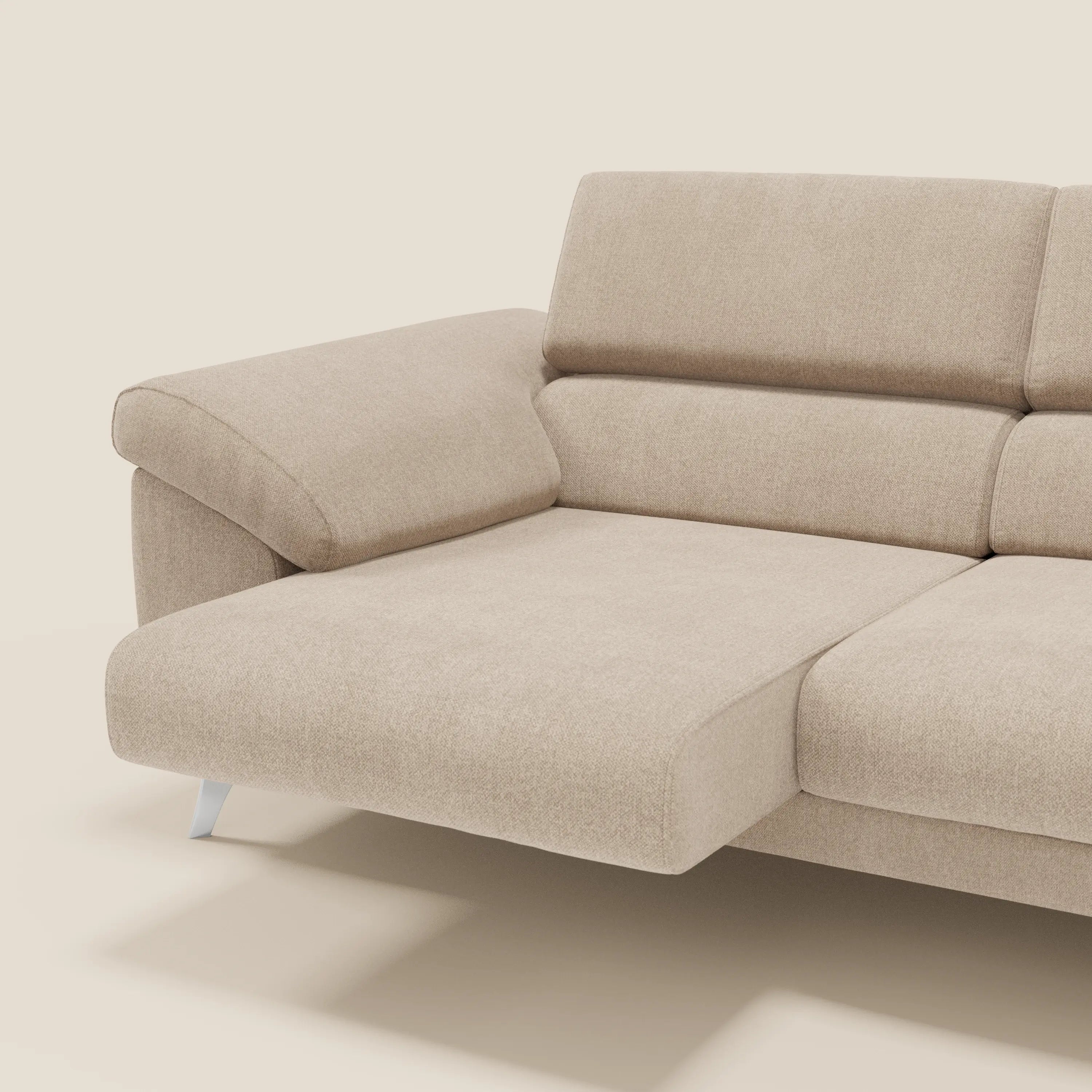 Provate il comfort intelligente con il divano Donatello di Divani.Store in tessuto smacchiabile T23 beige, caratterizzato da braccioli contenitore, poggiatesta reclinabili e sedute allungabili per uno stile moderno e versatile.