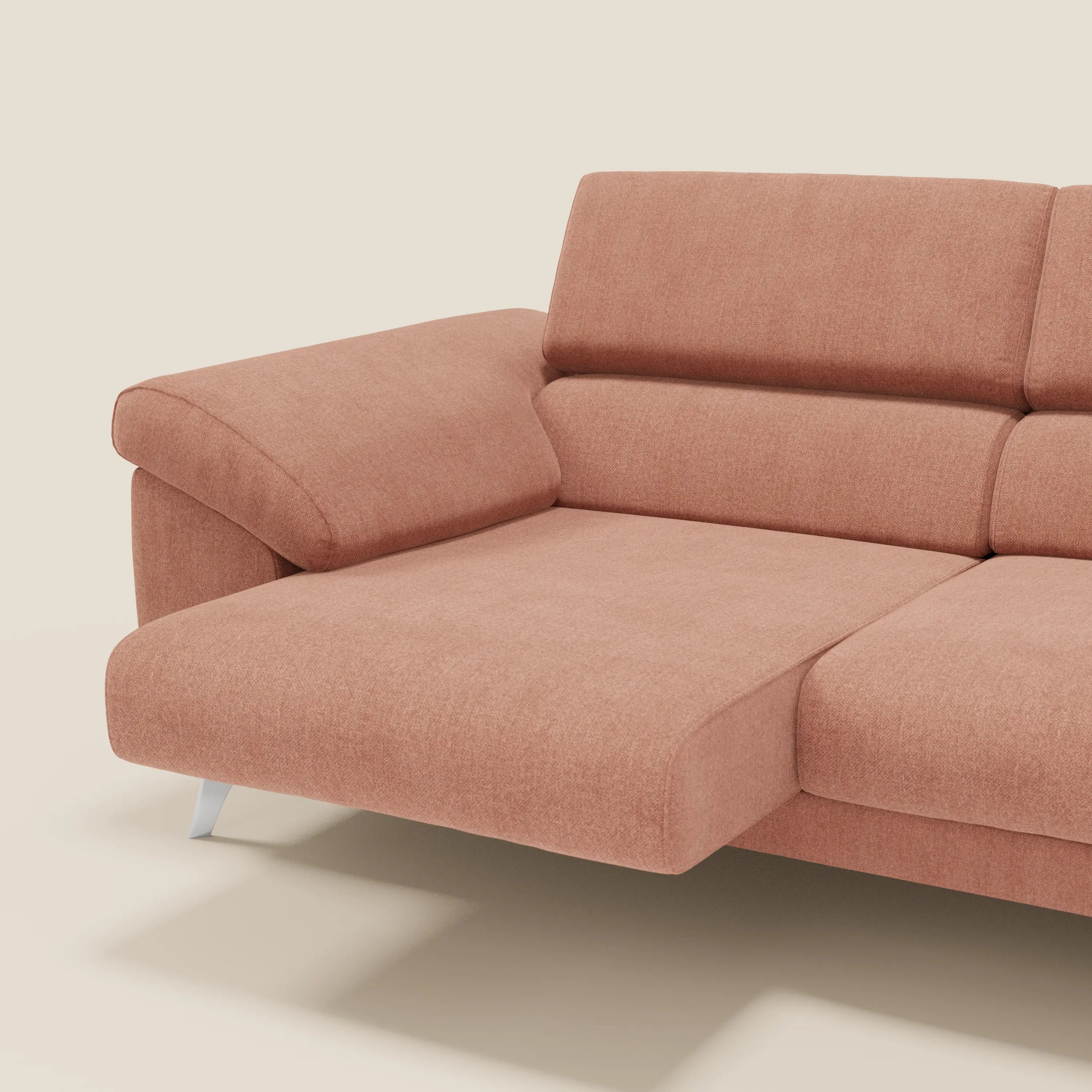 Il divano Donatello di Divani.Store è caratterizzato da sedute allungabili, braccioli contenitore e poggiatesta reclinabili in tessuto T23 pesca, facile da pulire, che fondono stile moderno e funzionalità su un elegante sfondo beige.