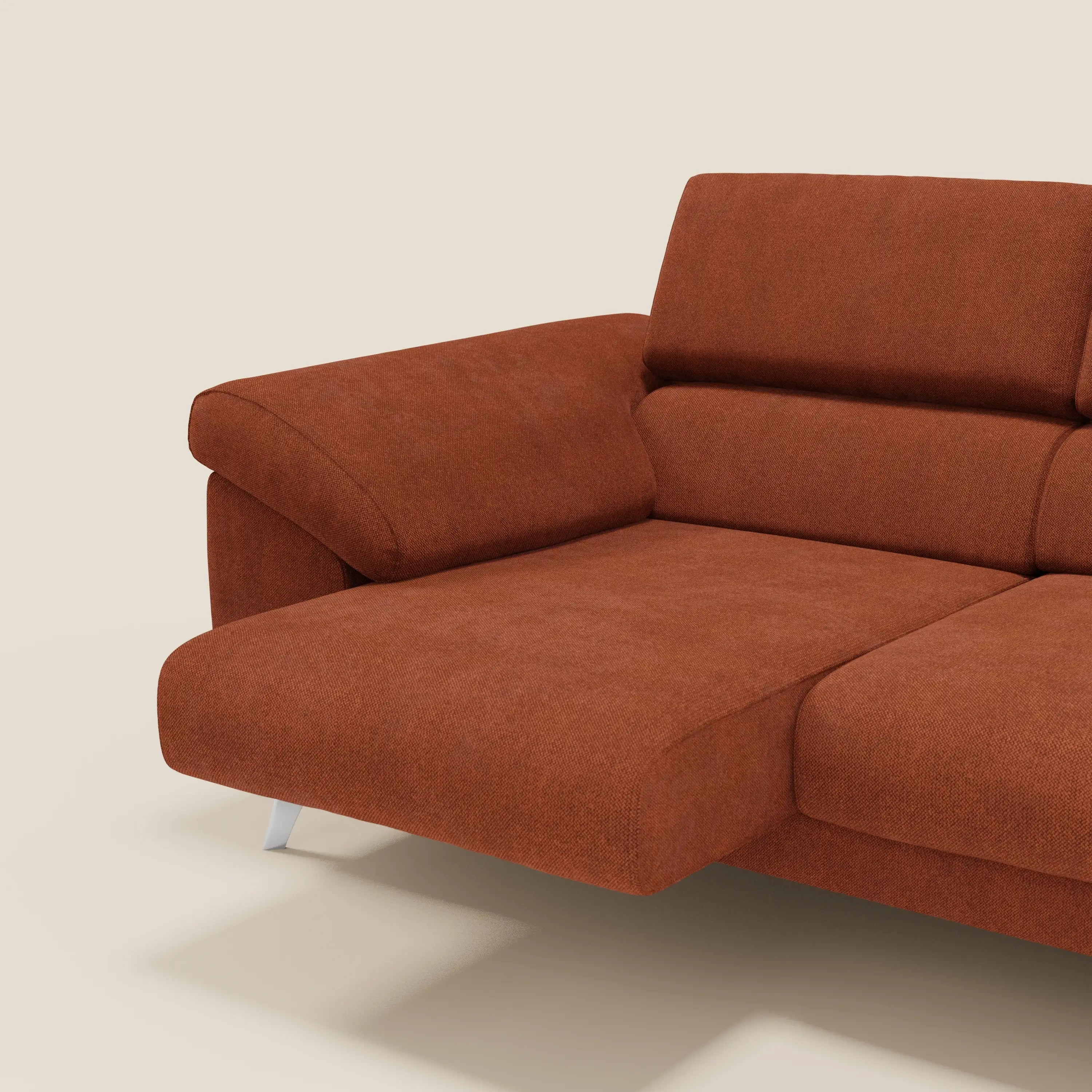 Donatello di Divani.Store è un divano moderno in tessuto T23 arancione ruggine smacchiabile con 3 sedute allungabili, braccioli contenitori e poggiatesta reclinabili per un comfort personalizzato.