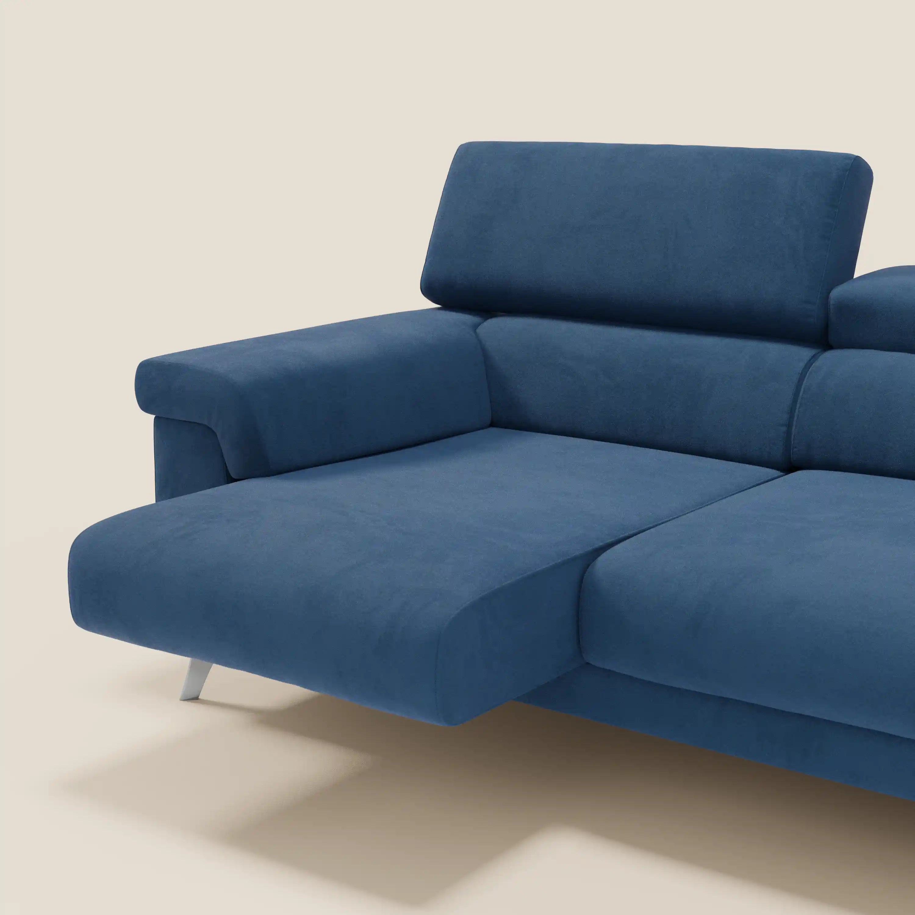 Il divano Raffaello di Divani.Store è caratterizzato da 3 sedute allungabili e poggiatesta reclinabili in microfibra blu T11 antimacchia, che offrono un comfort personalizzabile grazie alla chaise longue, agli ampi braccioli e alle sottili gambe in metallo. Prodotto in Italia.