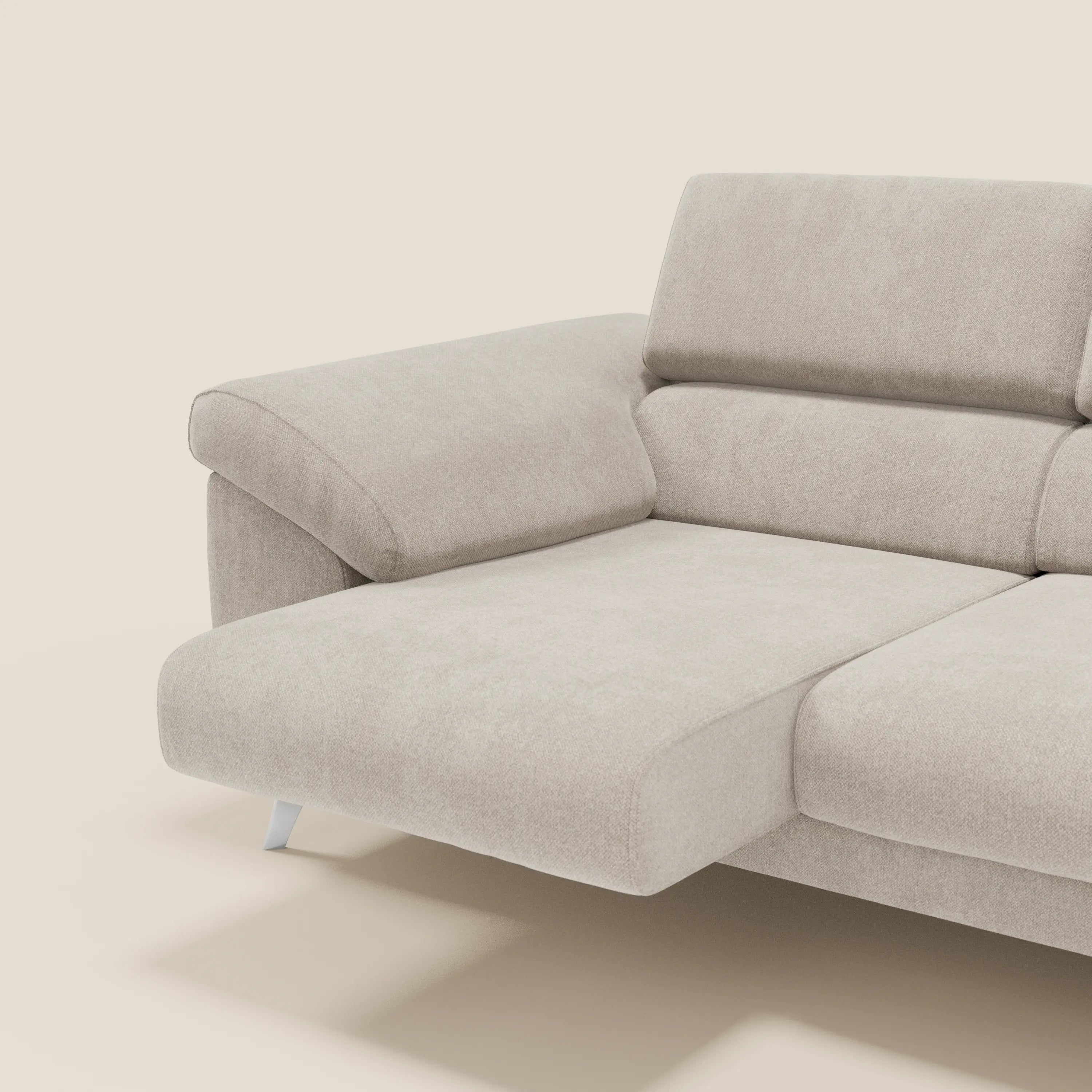 Il divano Donatello di Divani.Store in T23 panna è caratterizzato da 3 sedute allungabili, braccioli contenitore, poggiatesta reclinabili e resistente tessuto smacchiabile. Presentato con una moderna chaise lounge su eleganti gambe metalliche su uno sfondo chiaro.