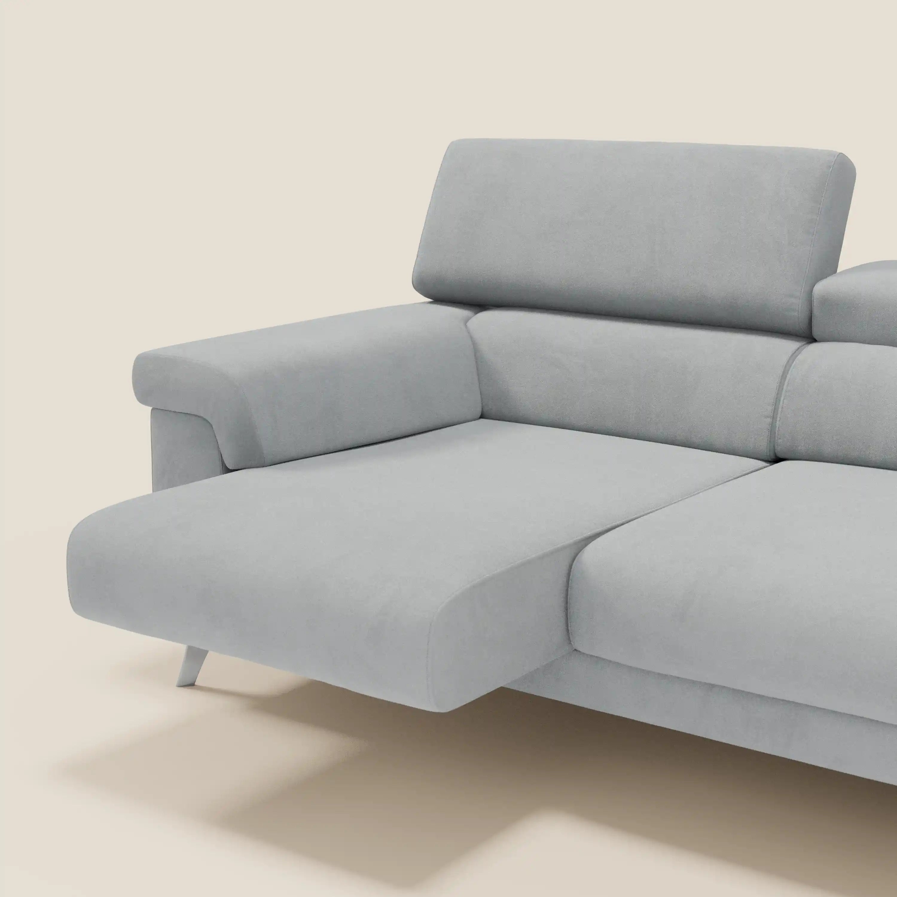 Primo piano del divano Raffaello di Divani.Store: un divano in microfibra grigio chiaro, antimacchia, con 3 sedute allungabili in modo indipendente e poggiatesta reclinabili, che esalta il comfort italiano e lo stile contemporaneo.