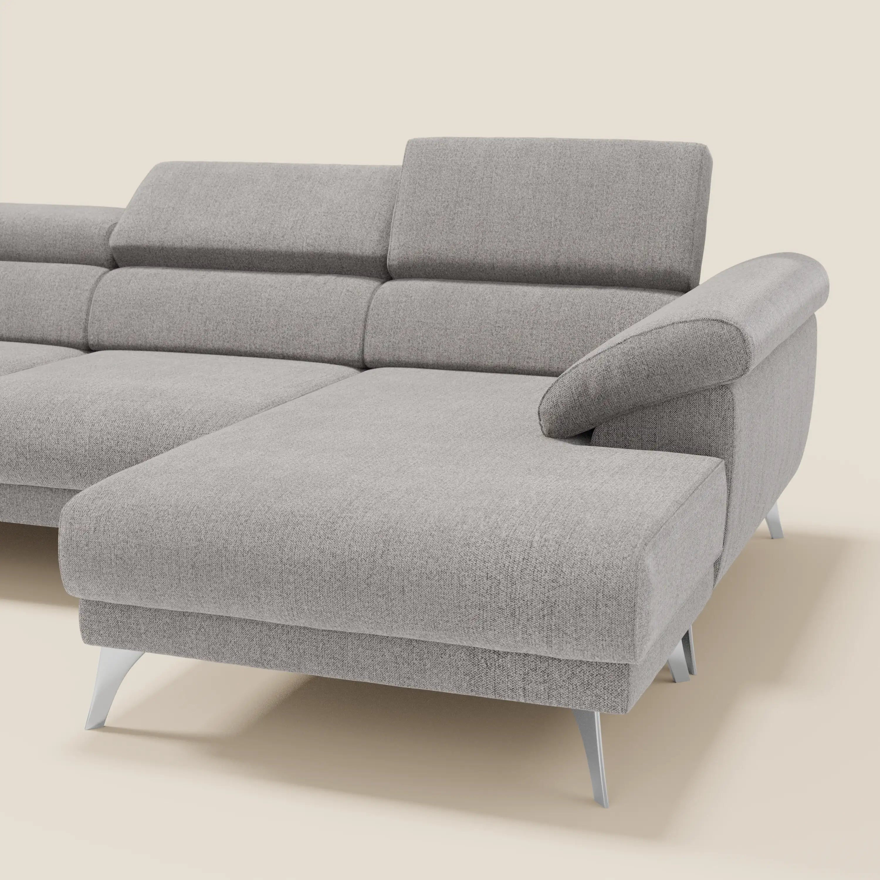 Il Divano angolare Donatello di Divani.Store è dotato di sedute scorrevoli, braccioli portaoggetti e poggiatesta regolabili in morbido tessuto grigio T23 antimacchia, per offrire un comfort moderno con un look elegante.