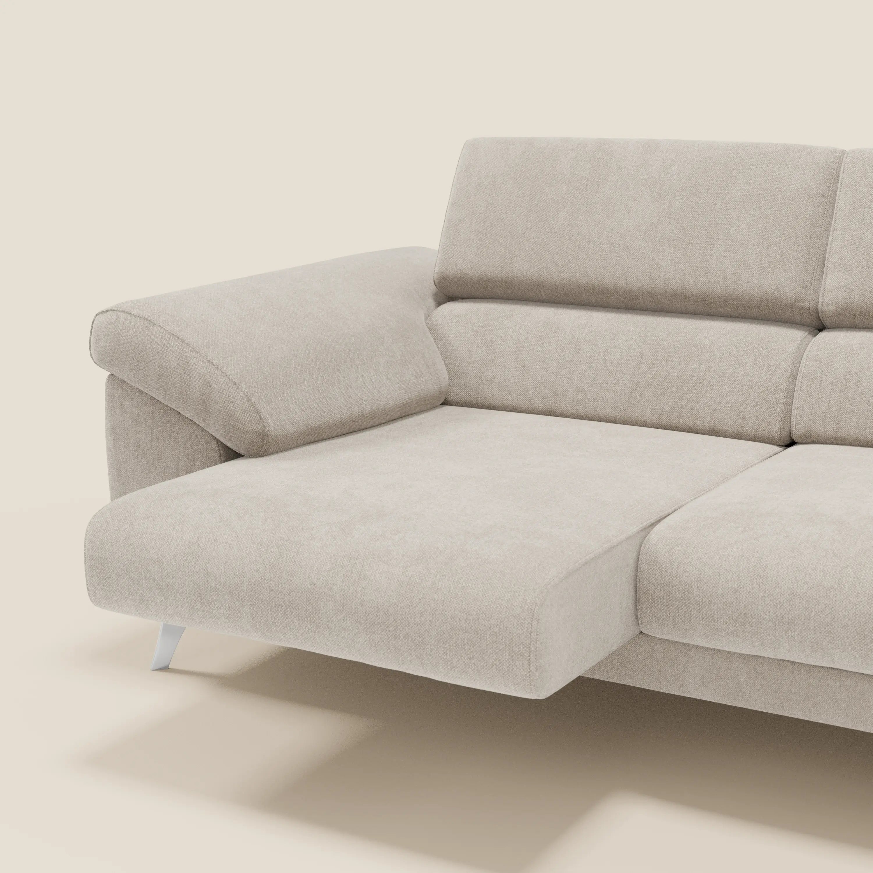 Il divano Donatello con sedute allungabili, braccioli contenitore e poggiatesta reclinabili in tessuto smacchiabile T23 panna di Divani.Store offre un look minimalista e contemporaneo con un comfort versatile e un design moderno.