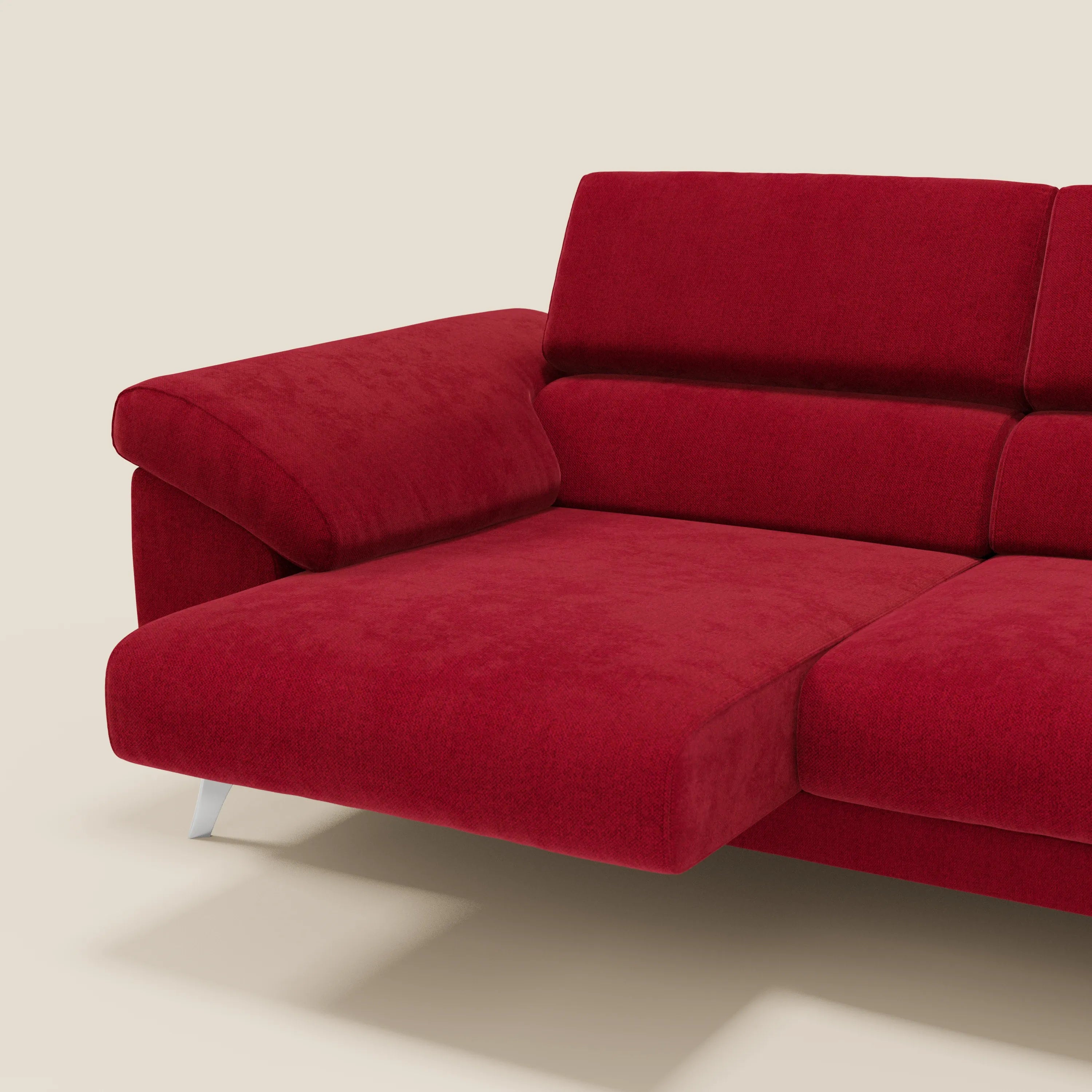 Il divano Donatello con sedute allungabili, braccioli contenitore e poggiatesta reclinabili in tessuto smacchiabile T23 bordeaux di Divani.Store è caratterizzato da un design moderno con gambe in metallo angolate, cuscini spessi e linee pulite su uno sfondo beige.