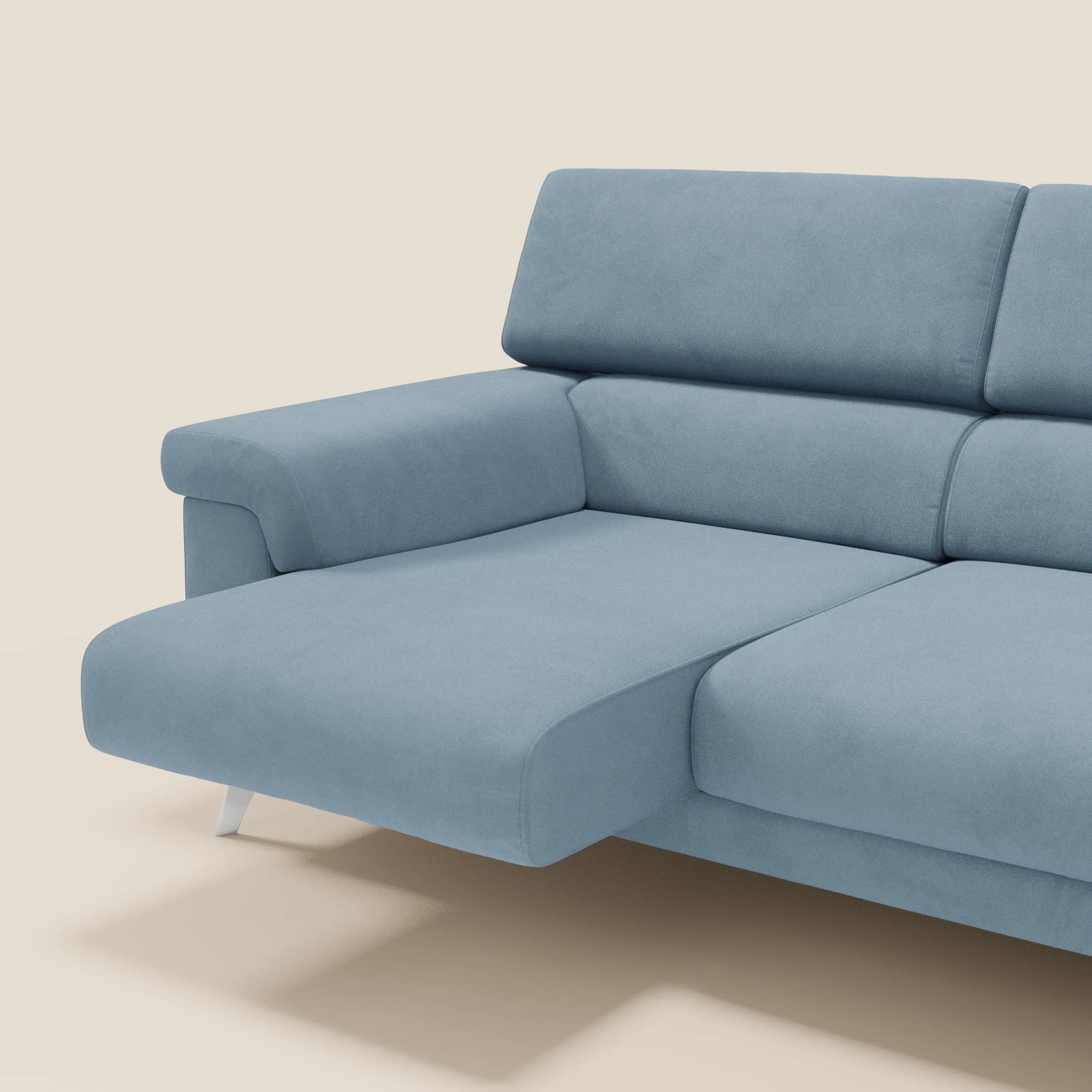 Il Raffaello Divano angolare di Divani.Store, presentato in microfibra antimacchia T11 carta da zucchero, è caratterizzato da sedute scorrevoli, poggiatesta regolabili, poggiapiedi chaise lounge a sinistra, braccioli e schienali imbottiti e sottili gambe angolari in metallo.