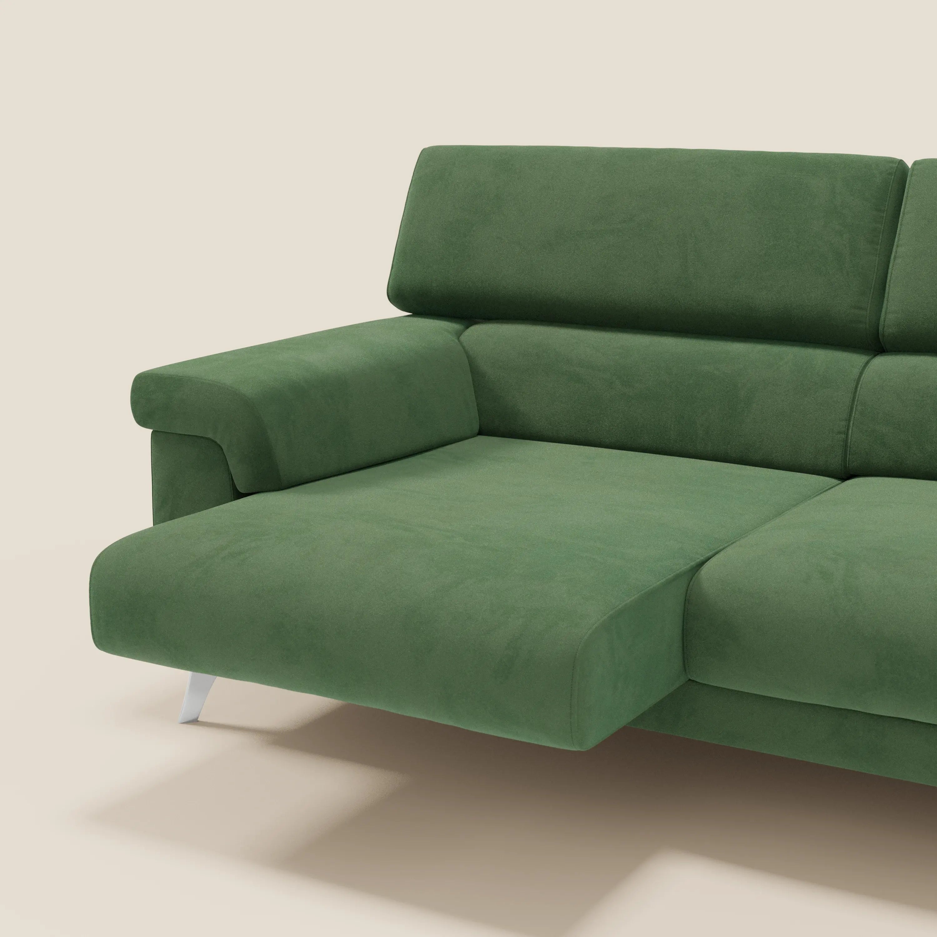 Il divano Raffaello con sedute allungabili e poggiatesta reclinabili in microfibra smacchiabile T11 verde di Divani.Store è caratterizzato da un design moderno con sedute allungabili e poggiatesta regolabili, su uno sfondo beige chiaro con linee eleganti e gambe argentate.
