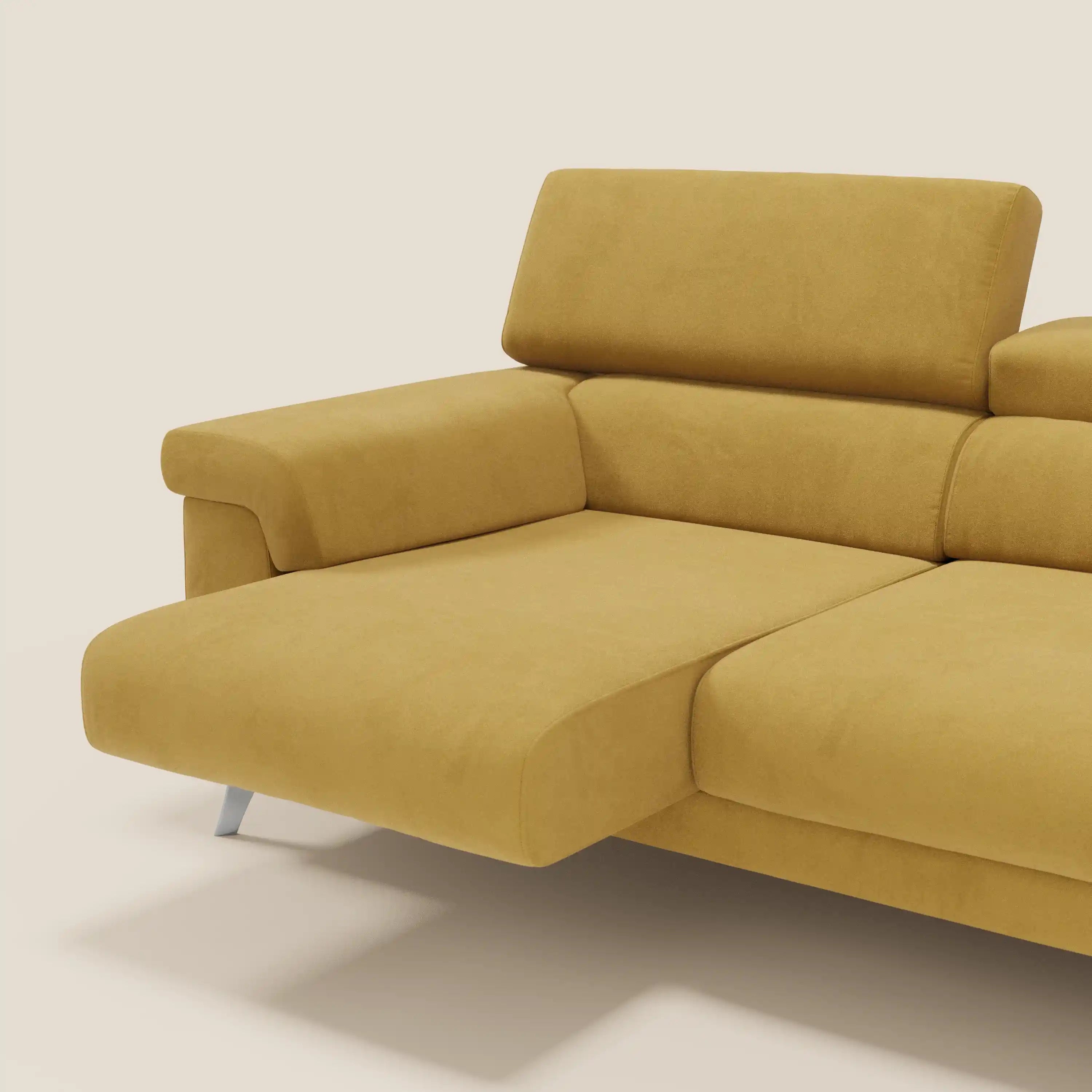 Il divano Raffaello di Divani.Store, in microfibra gialla T11 facile da pulire, offre 3 sedute allungabili e poggiatesta reclinabili per un comfort personalizzato. Le linee eleganti e le gambe angolate in metallo spiccano su uno sfondo beige chiaro. Prodotto in Italia.