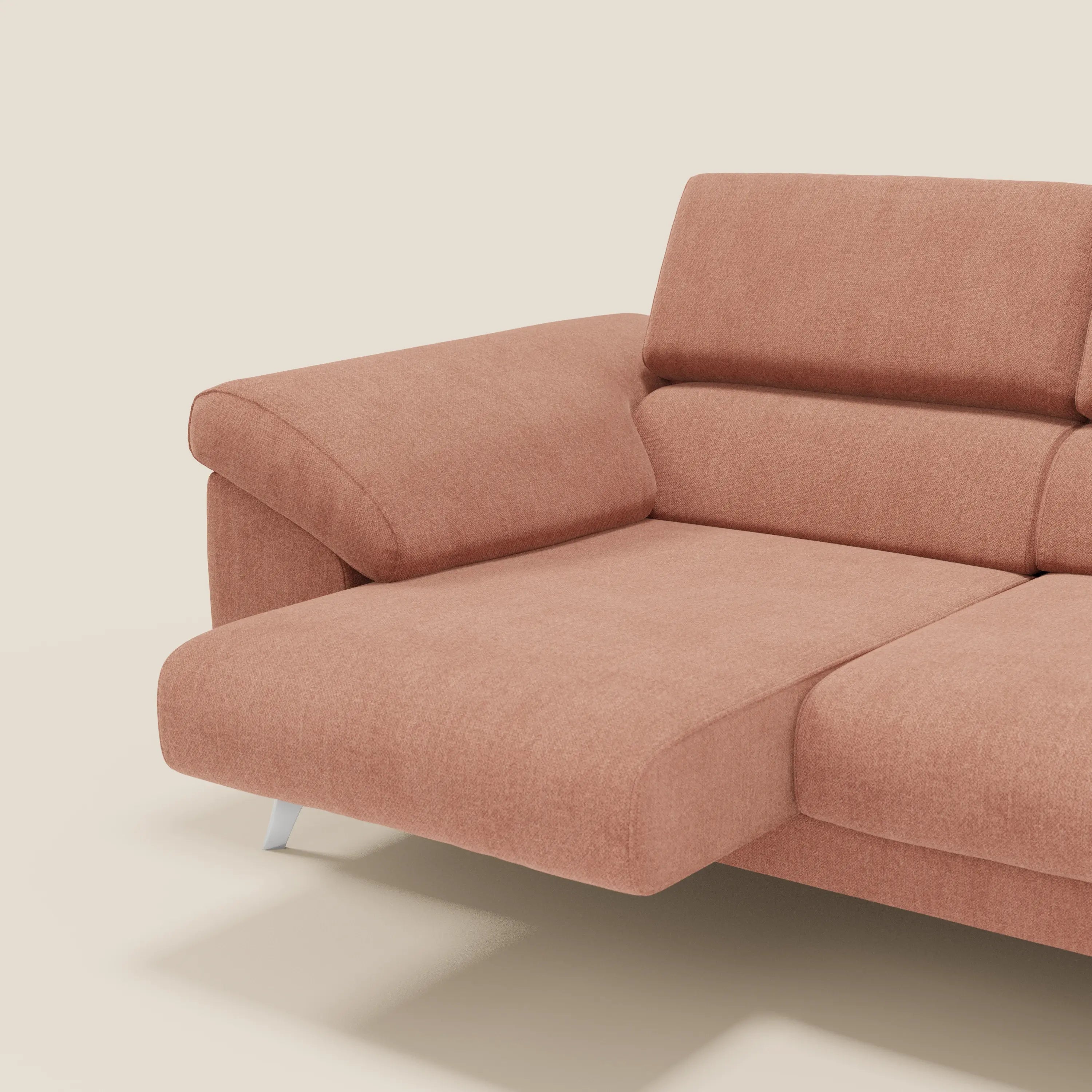 Il divano Donatello di Divani.Store è caratterizzato da 3 sedute estensibili, braccioli contenitori e poggiatesta reclinabili in tessuto antimacchia T23 pesca, su sfondo beige per un tocco di comfort e stile moderno.