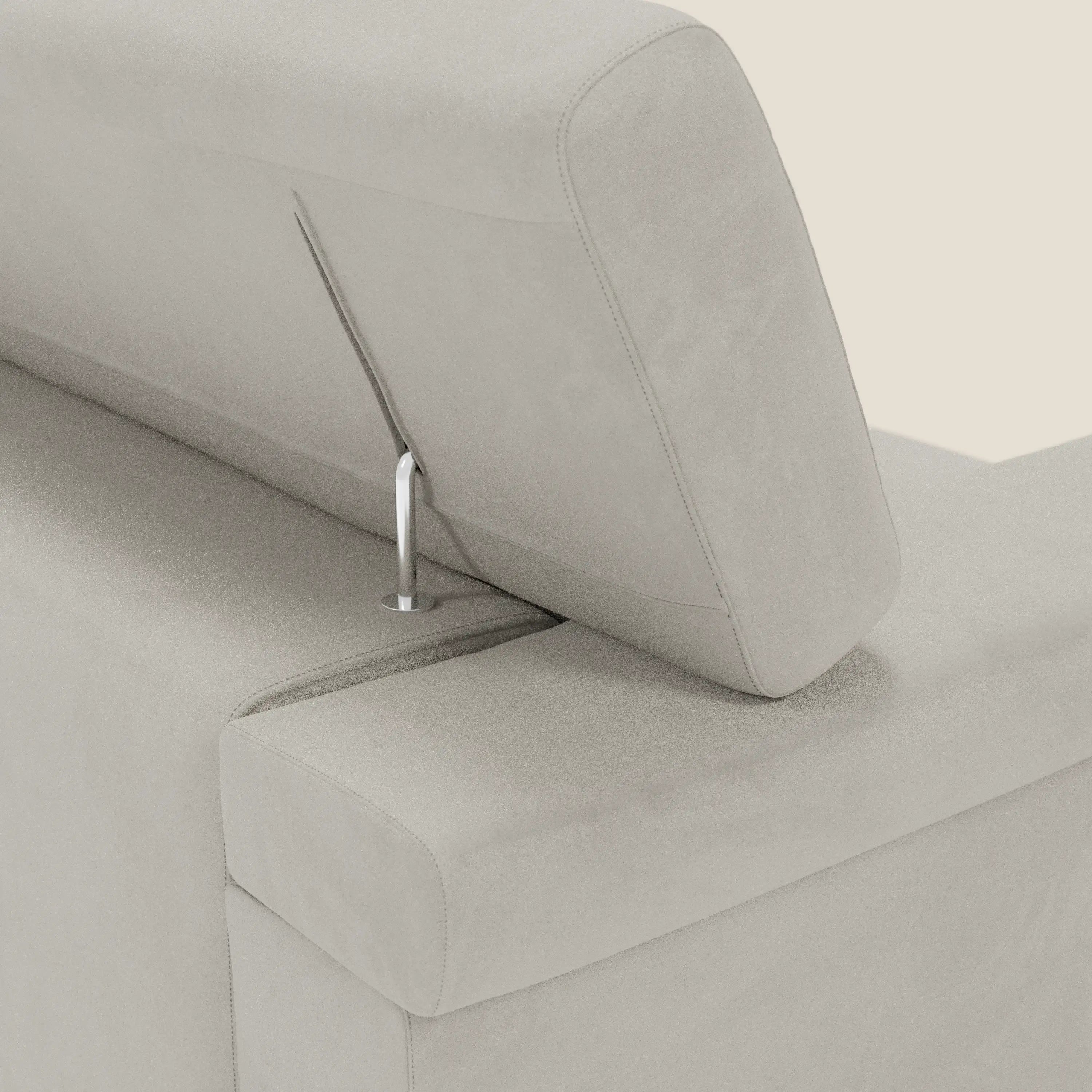 Un primo piano del divano Raffaello di Divani.Store in panna T11 microfibra mostra il suo design moderno, con poggiatesta reclinabili su eleganti cerniere metalliche e cuciture pulite, che evidenziano il suo stile minimalista su uno sfondo semplice.