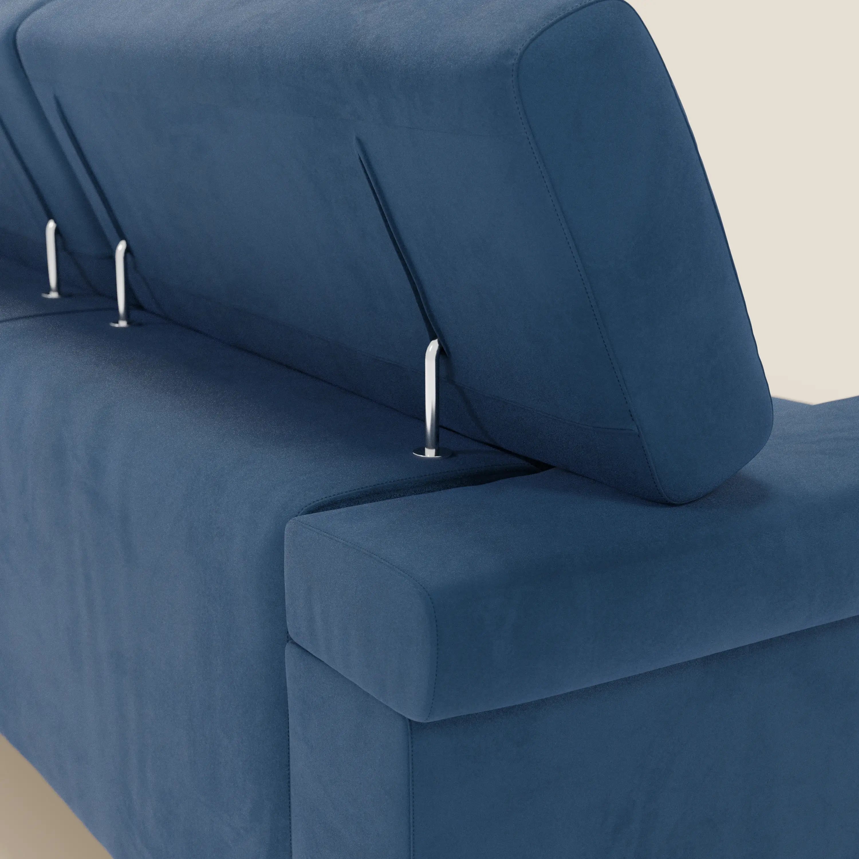 Un primo piano del Raffaello Divano angolare di Divani.Store in smacchiabile microfibra blu T11, con sedute scorrevoli e poggiatesta regolabili su eleganti cerniere argentate, che mostra un'imbottitura morbida e linee pulite su uno sfondo neutro.