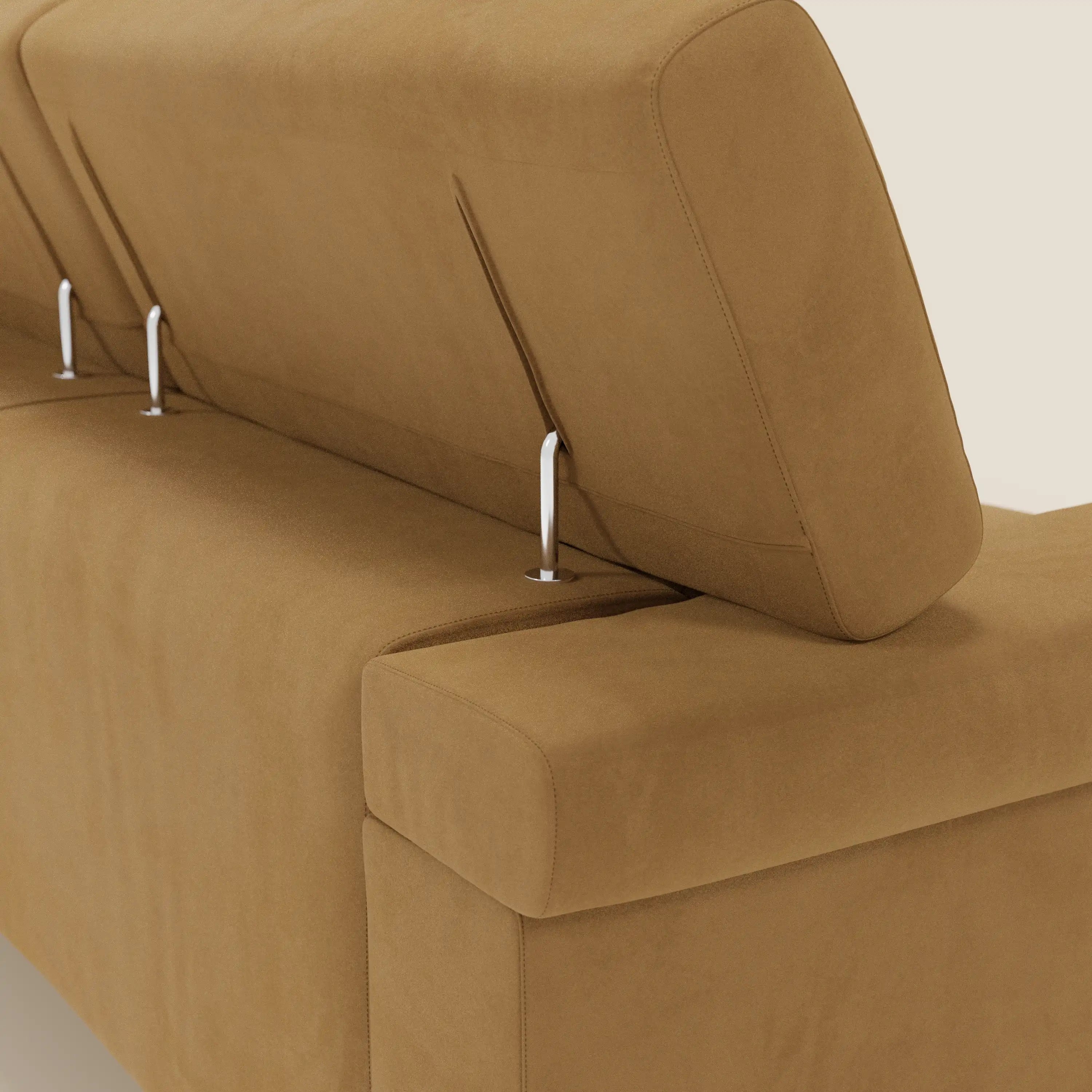 Primo piano del Divano angolare Raffaello di Divani.Store, caratterizzato da sedili scorrevoli e poggiatesta regolabili in microfibra antimacchia T11 tan, sostenuti da sottili aste cromate. Lo sfondo bianco sporco accentua le sue linee eleganti e moderne.