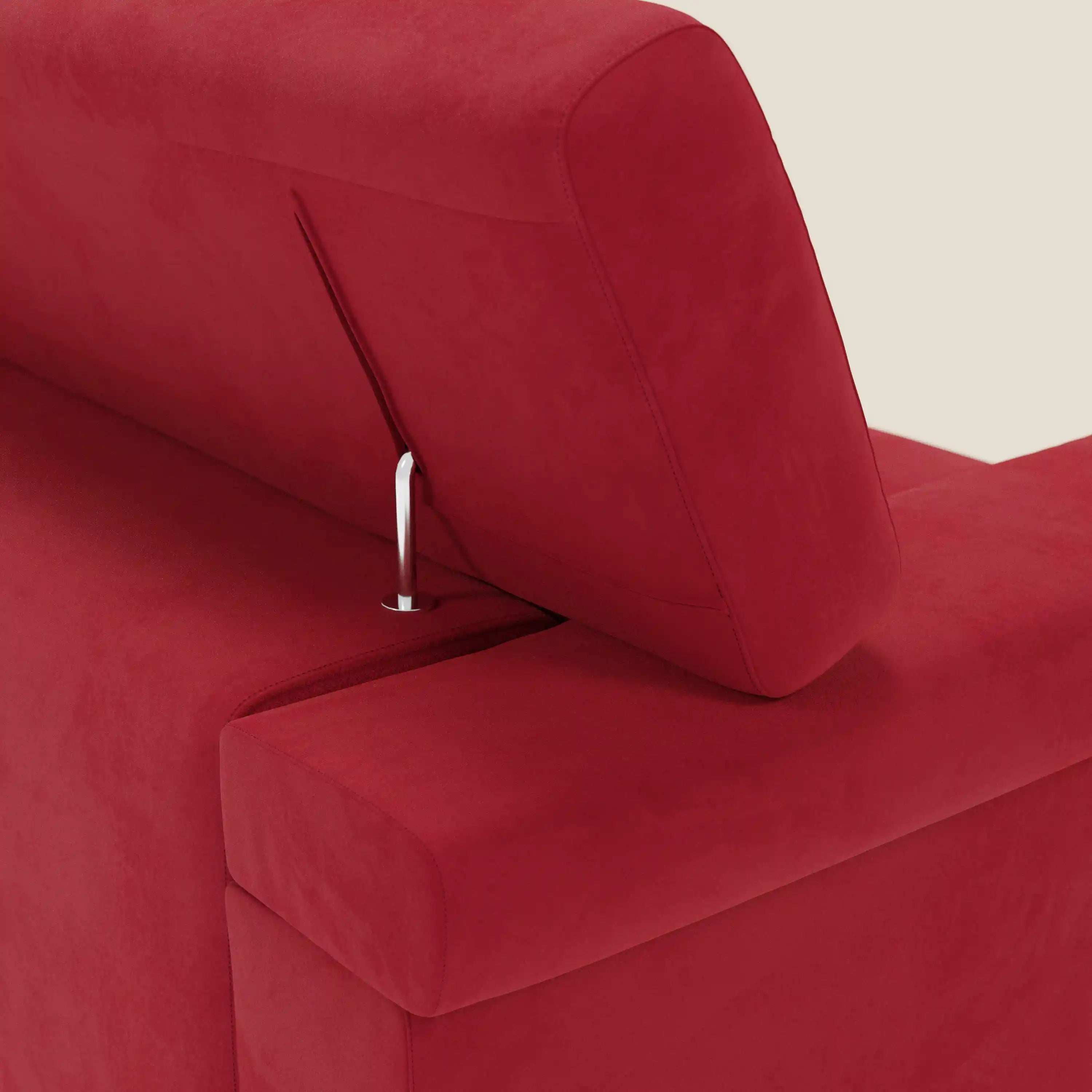Un primo piano del divano Raffaello con sedute allungabili e poggiatesta reclinabili in microfibra smacchiabile T11 rosso di Divani.Store, che mette in evidenza il suo comfort e l'elegante asta in metallo su uno sfondo beige chiaro.