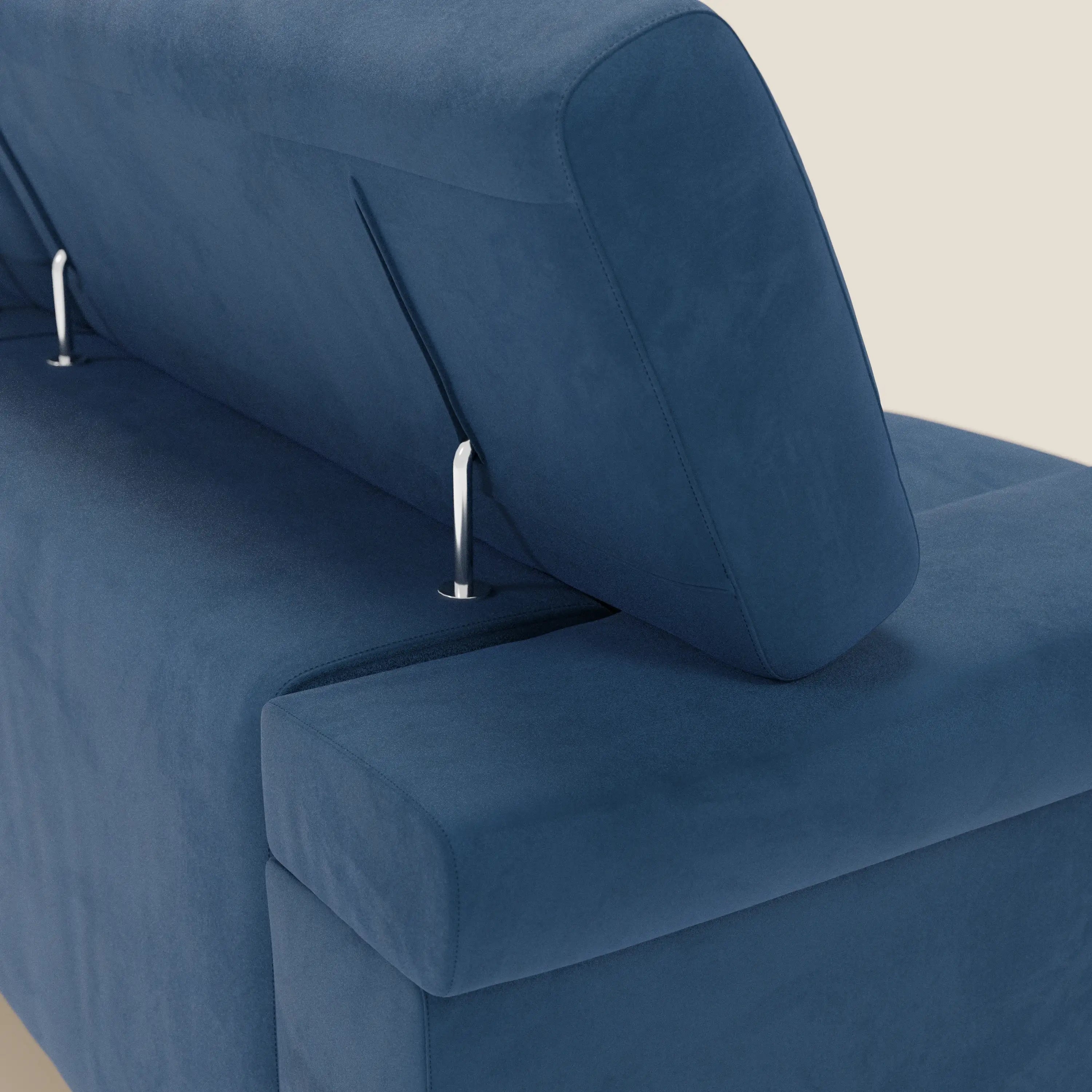 Un primo piano del divano Raffaello di Divani.Store, Made in Italy, mostra 3 sedute allungabili e poggiatesta reclinabili in smacchiabile microfibra blu T11, che si stagliano su uno sfondo beige chiaro.