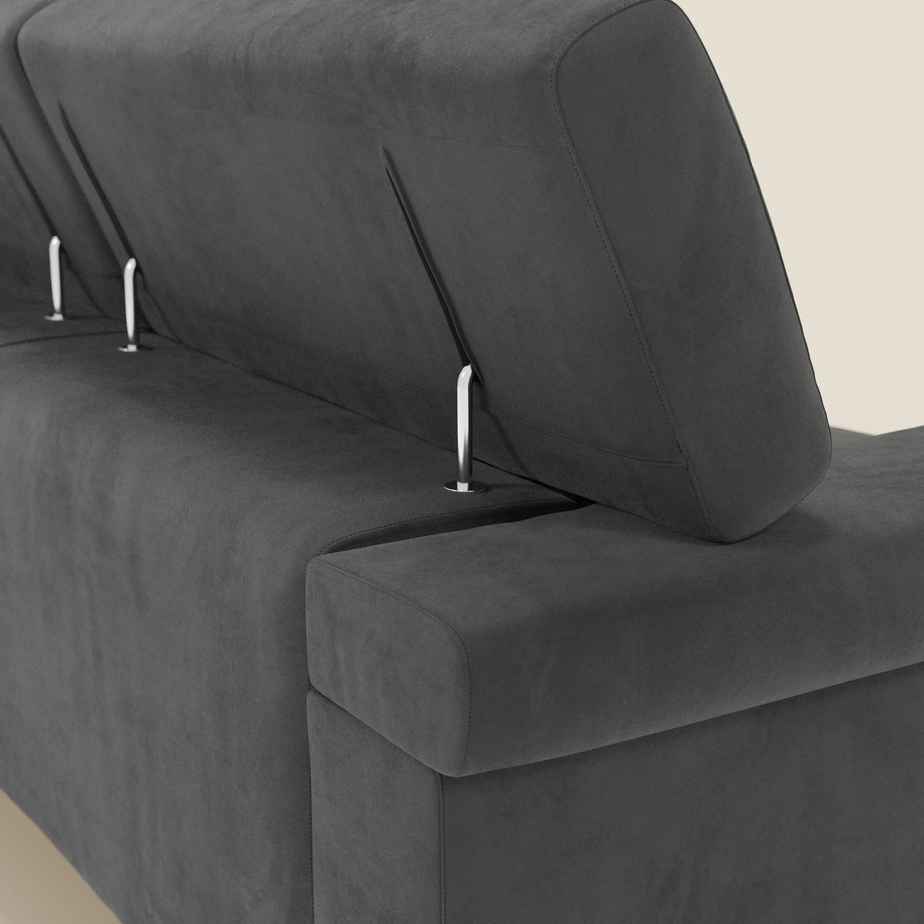 Primo piano del Divano angolare Raffaello di Divani.Store in microfibra smacchiabile T11 nero, con schienale parzialmente sollevato da cerniere metalliche che rivela sedute scorrevoli e poggiatesta regolabili, su sfondo chiaro.