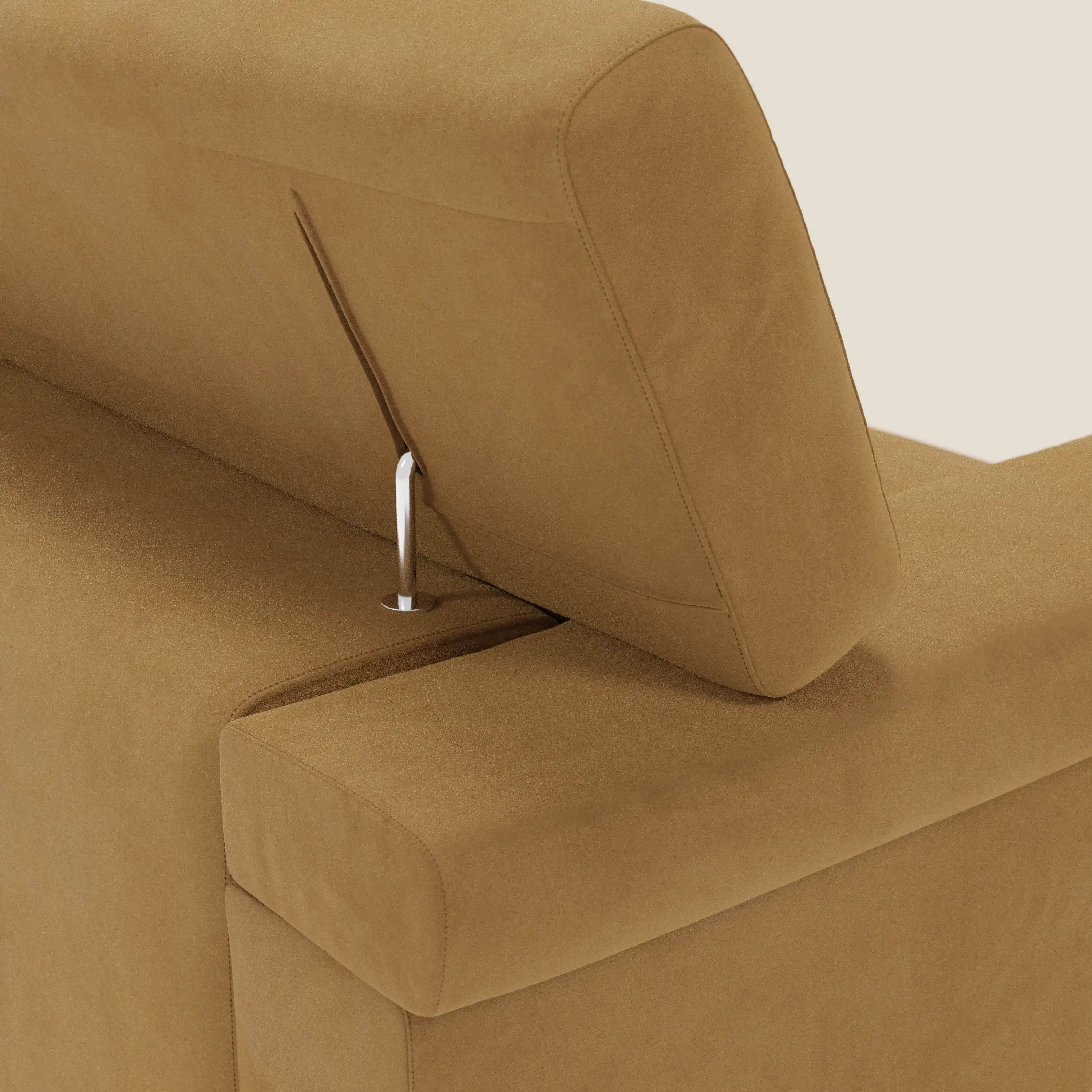 Primo piano del divano Raffaello con sedute allungabili e poggiatesta reclinabili in microfibra smacchiabile T11 cuoio di Divani.Store, che mostra lo schienale regolabile e la cerniera argentata su uno sfondo beige che ne evidenzia l'elegante texture.
