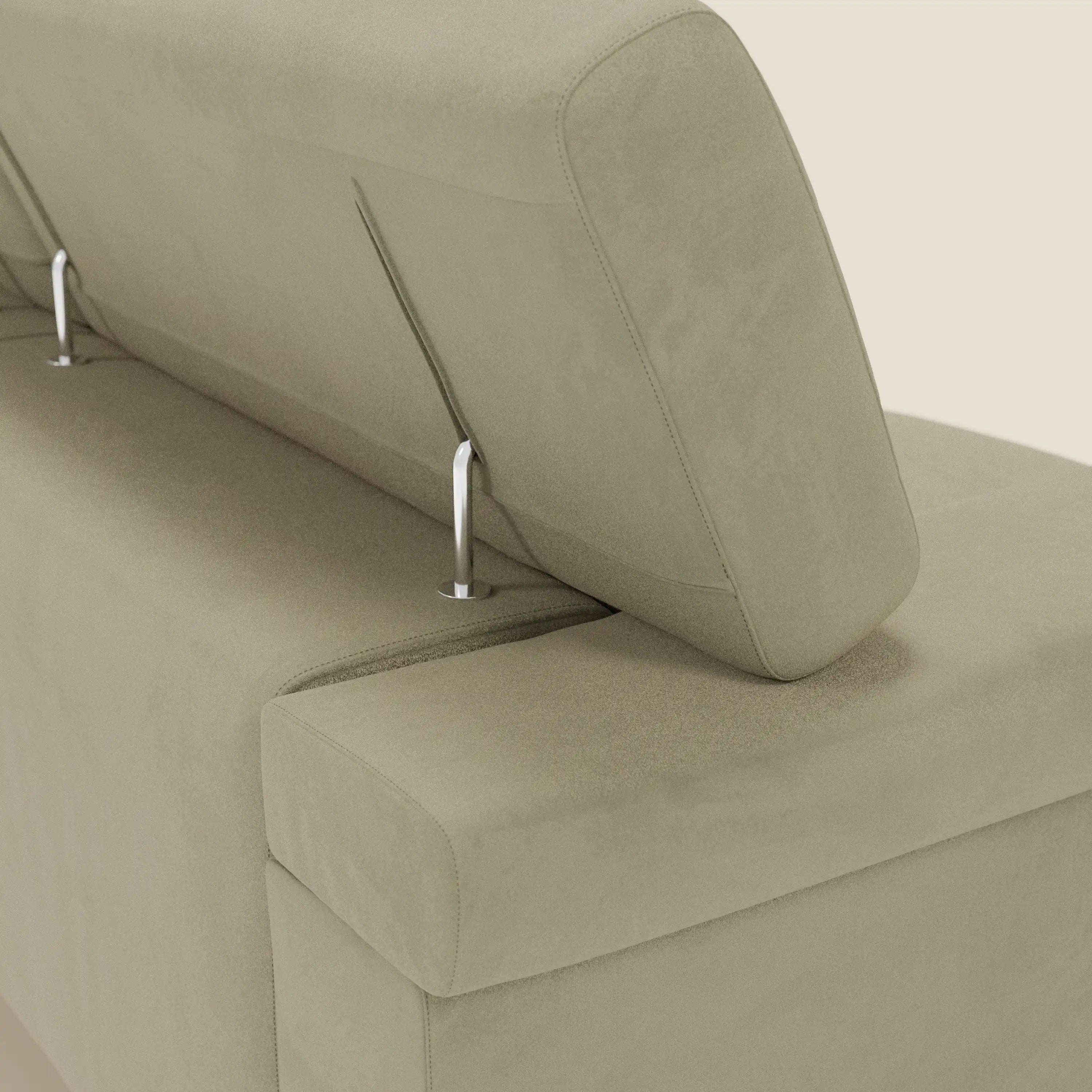 Un primo piano del divano Raffaello di Divani.Store mostra i 3 sedili allungabili e i poggiatesta regolabili in microfibra beige T11 antimacchia, con texture liscia, linee moderne e staffe in metallo lucido su uno sfondo neutro.