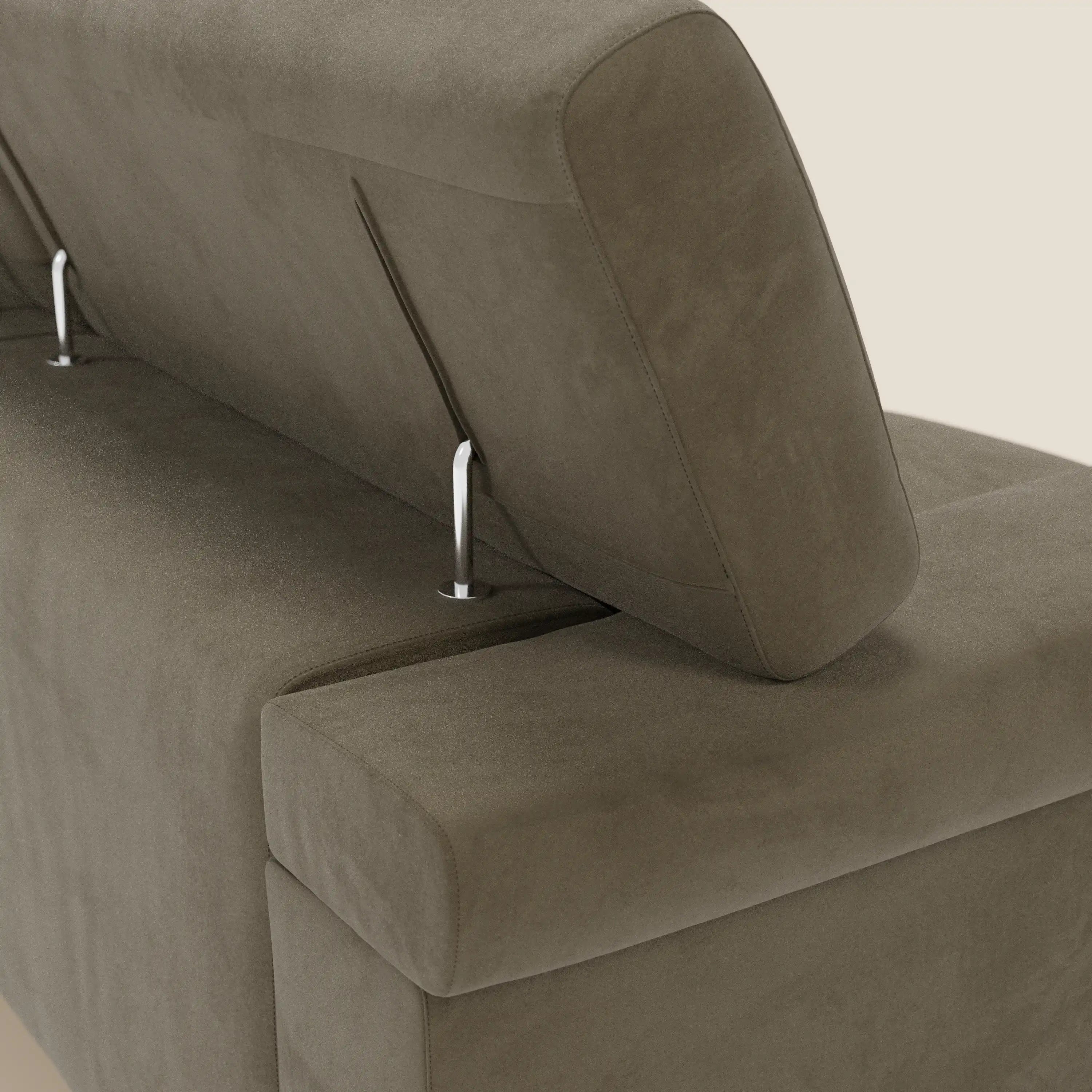 Primo piano del divano Raffaello di Divani.Store, caratterizzato da 3 sedute allungabili e poggiatesta reclinabili in microfibra marrone T11, facile da pulire, realizzata in Italia per un comfort raffinato con una texture morbida su uno sfondo neutro.