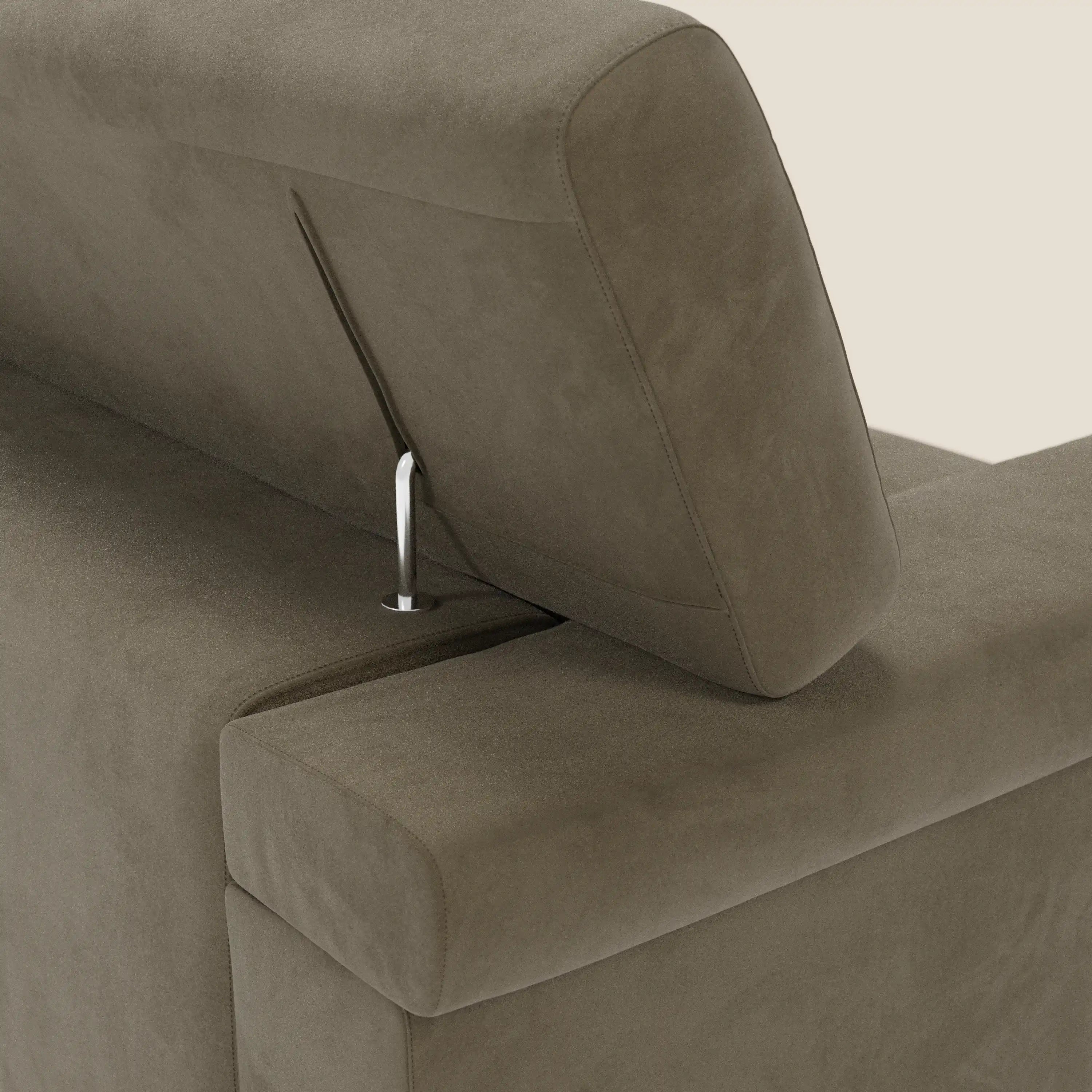 Primo piano del divano Raffaello con sedute allungabili e poggiatesta reclinabili in microfibra smacchiabile T11 marrone di Divani.Store, caratterizzato da un comfort regolabile, un design minimalista e una texture morbida su uno sfondo semplice.