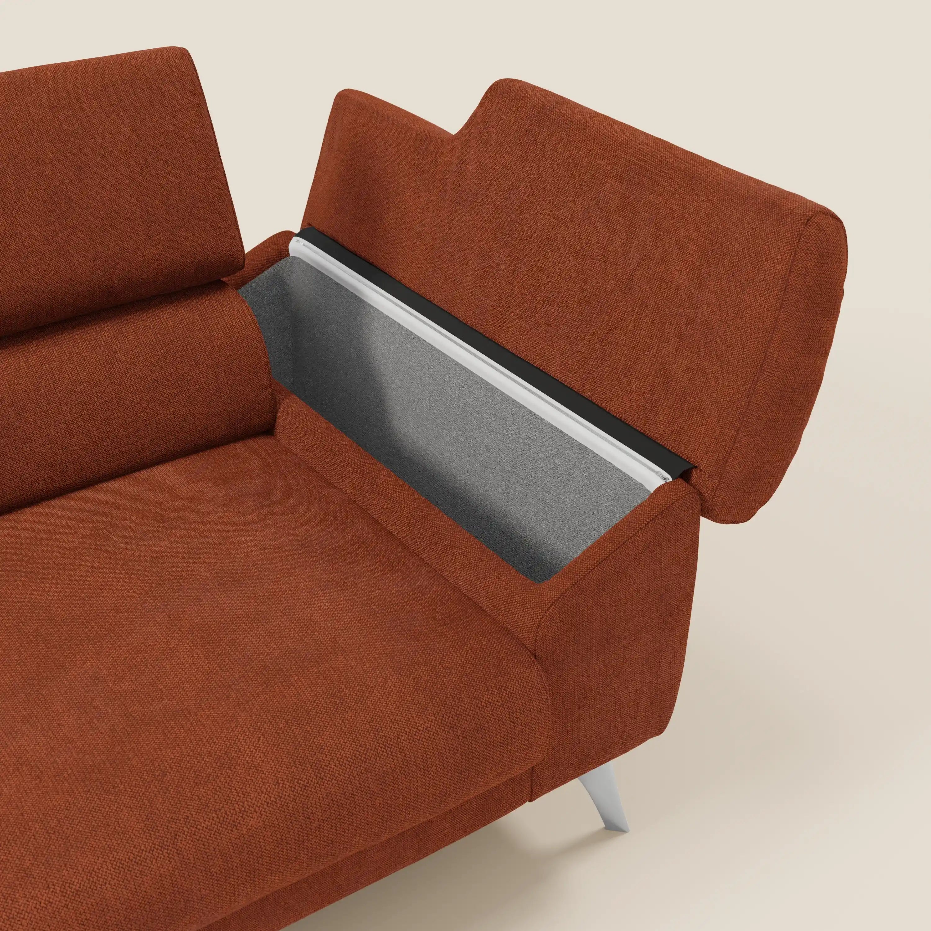 Il divano Donatello di Divani.Store è caratterizzato da sedute estensibili, braccioli contenitori e poggiatesta reclinabili in tessuto T23 arancio-ruggine, facile da pulire, che offre un comfort intelligente e un design contemporaneo con un tocco minimalista.