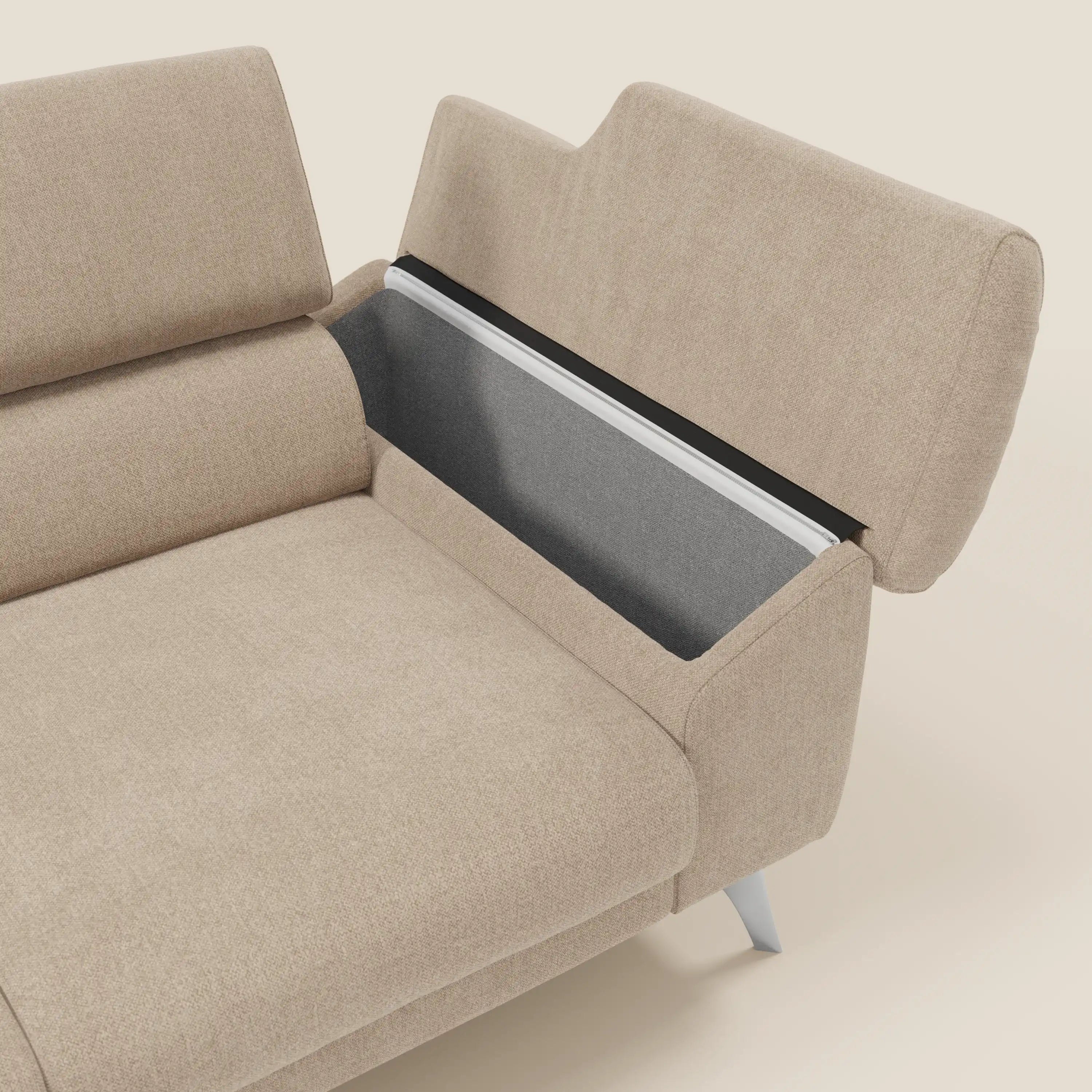 Il divano Donatello di Divani.Store offre 3 sedute allungabili, braccioli contenitore e poggiatesta reclinabili in tessuto smacchiabile T23 beige. Le linee pulite e le gambe in metallo completano il suo design elegante e versatile.