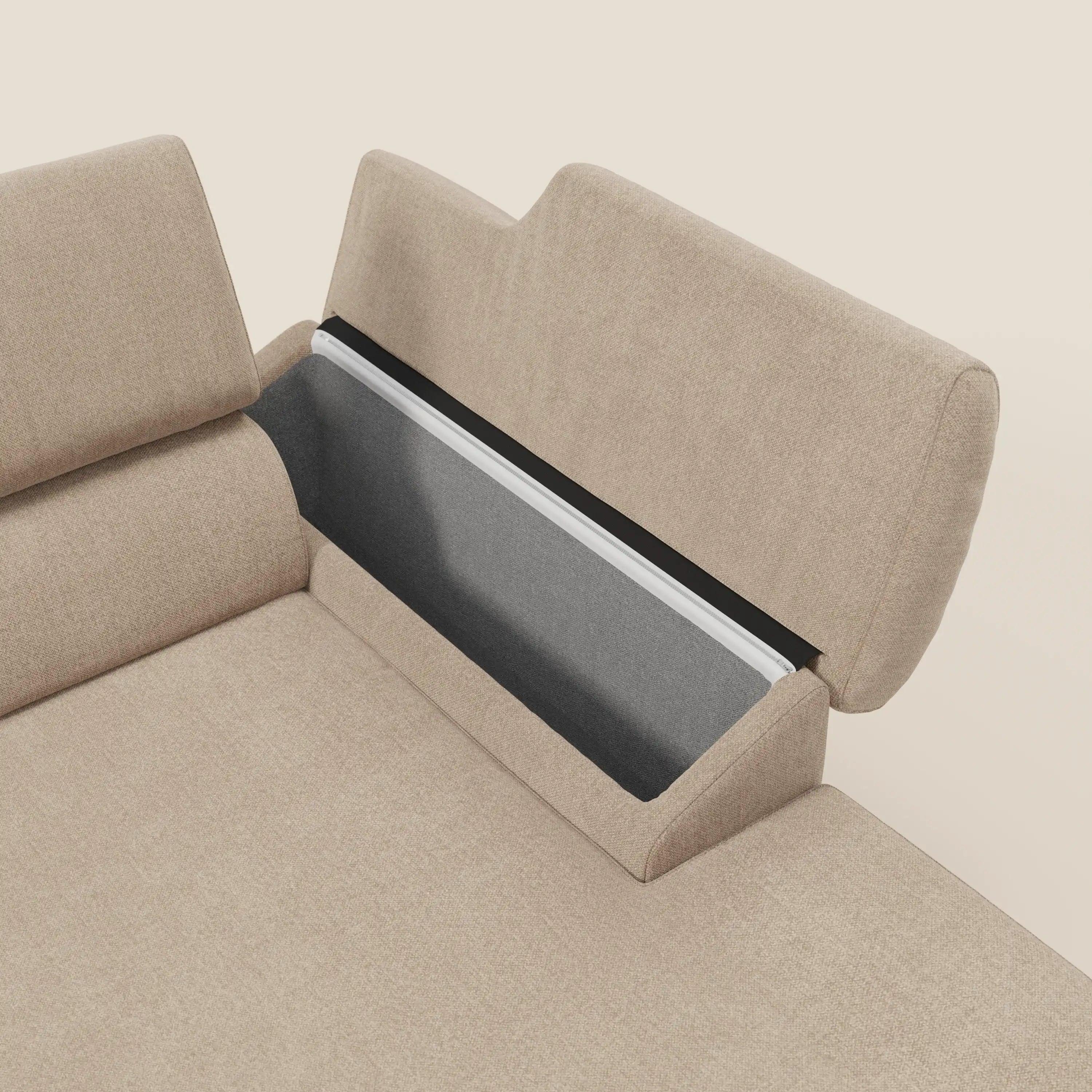 Un primo piano del Donatello Divano angolare di Divani.Store in beige T23 mostra il vano dello schienale aperto con contenitore interno grigio e cuscino interno bianco-grigio. Il tessuto, morbido e antimacchia, è inserito in uno sfondo tinta unita color crema chiaro.