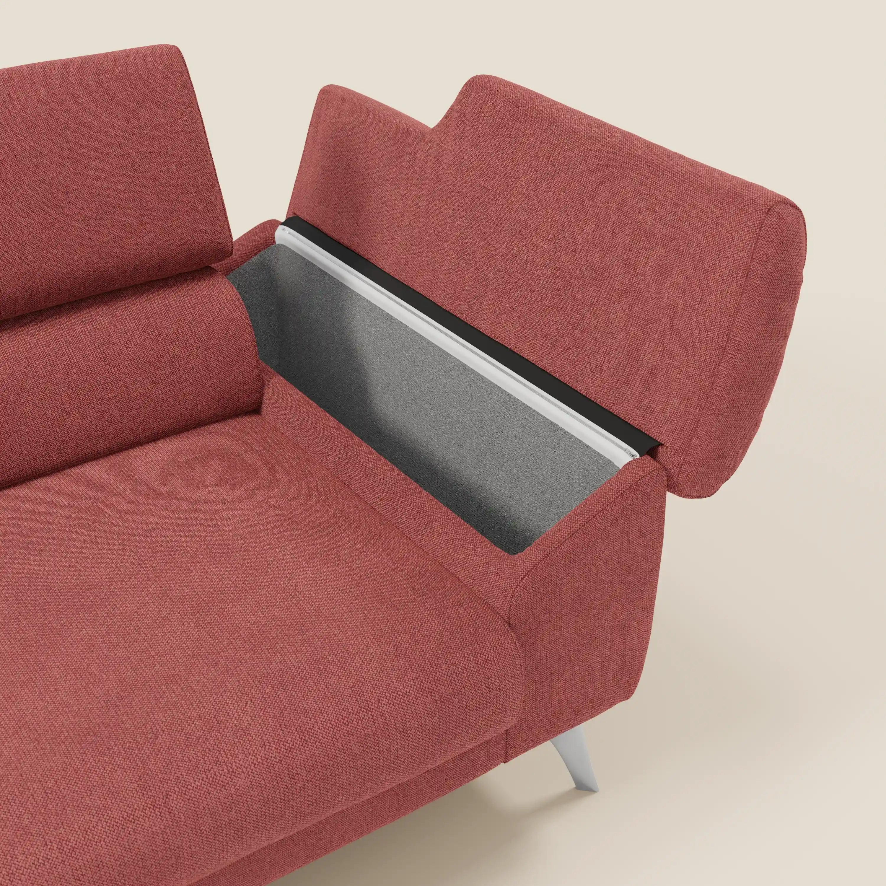 Il divano Donatello di Divani.Store in tessuto rosso T23 antimacchia è caratterizzato da sedute allungabili, schienale e braccioli imbottiti, poggiatesta reclinabili, bracciolo portaoggetti foderato in grigio e gambe angolate in metallo su sfondo beige.