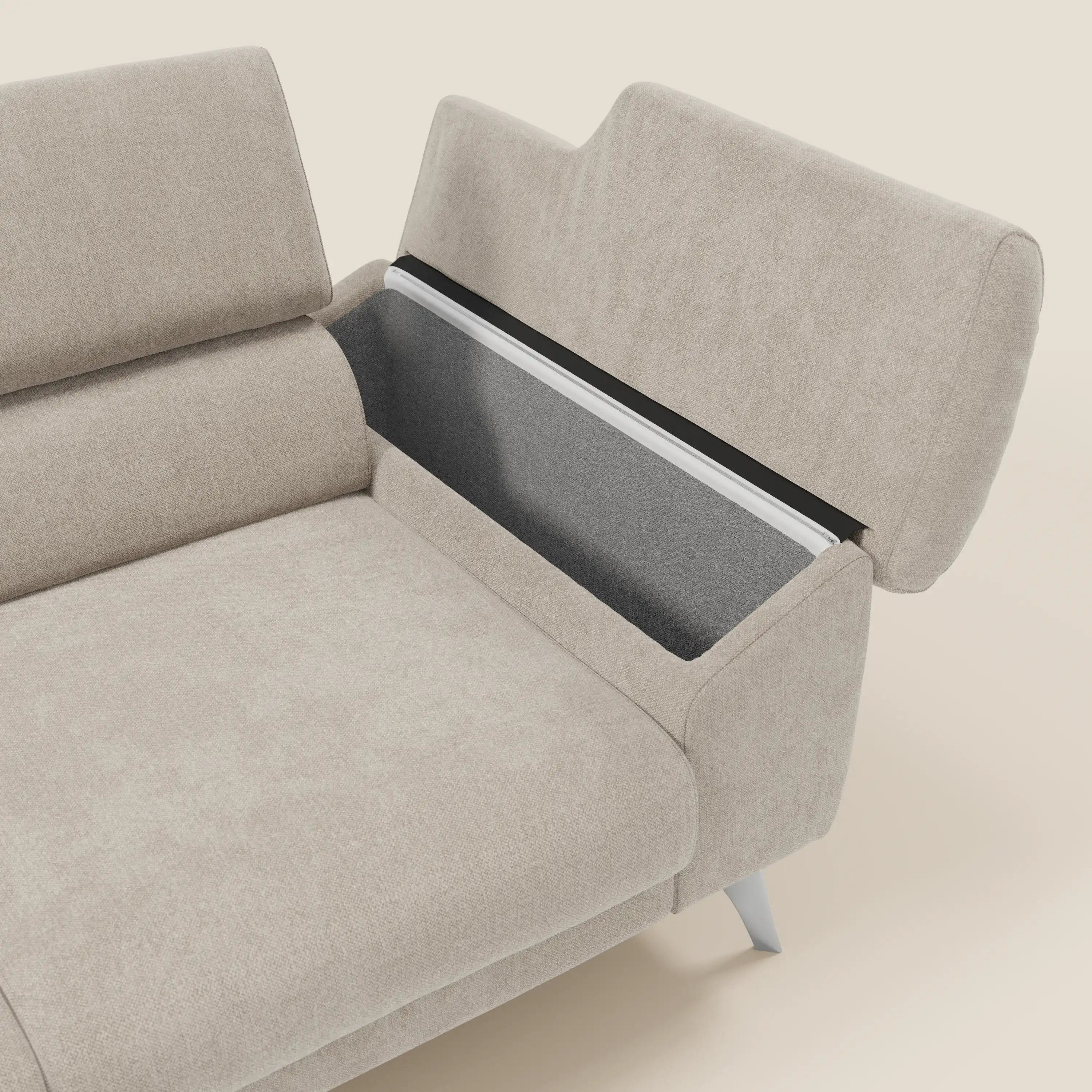 Il divano Donatello di Divani.Store è dotato di 3 sedute estensibili, braccioli contenitori e poggiatesta regolabili in tessuto antimacchia T23 panna, un divano moderno con gambe in metallo e linee pulite per un comfort versatile e contemporaneo.
