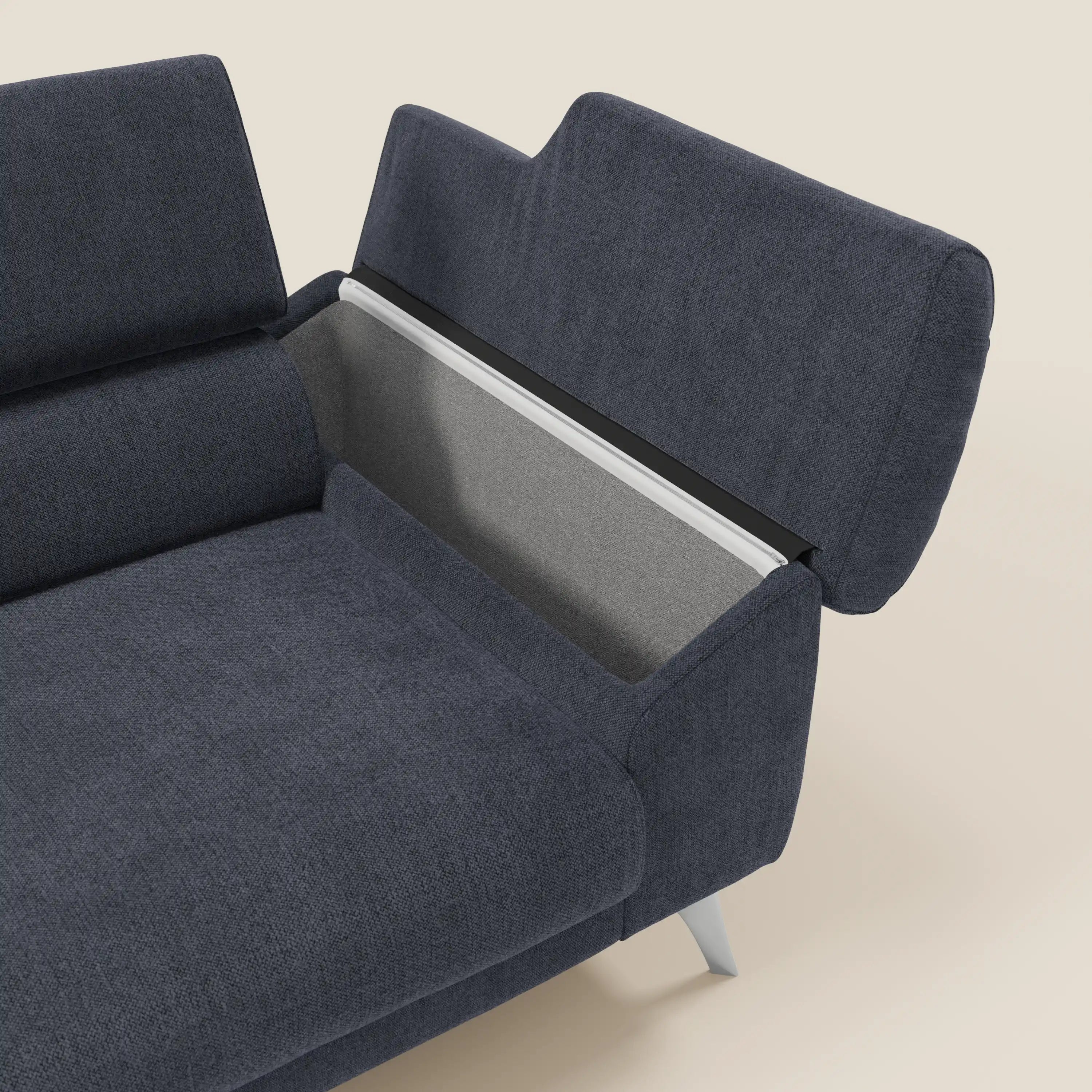 Il divano Donatello di Divani.Store in tessuto smacchiabile T23 blu ardesia è caratterizzato da sedute allungabili, braccioli contenitore e poggiatesta reclinabili, dal design moderno e dalle linee pulite, su sfondo beige.