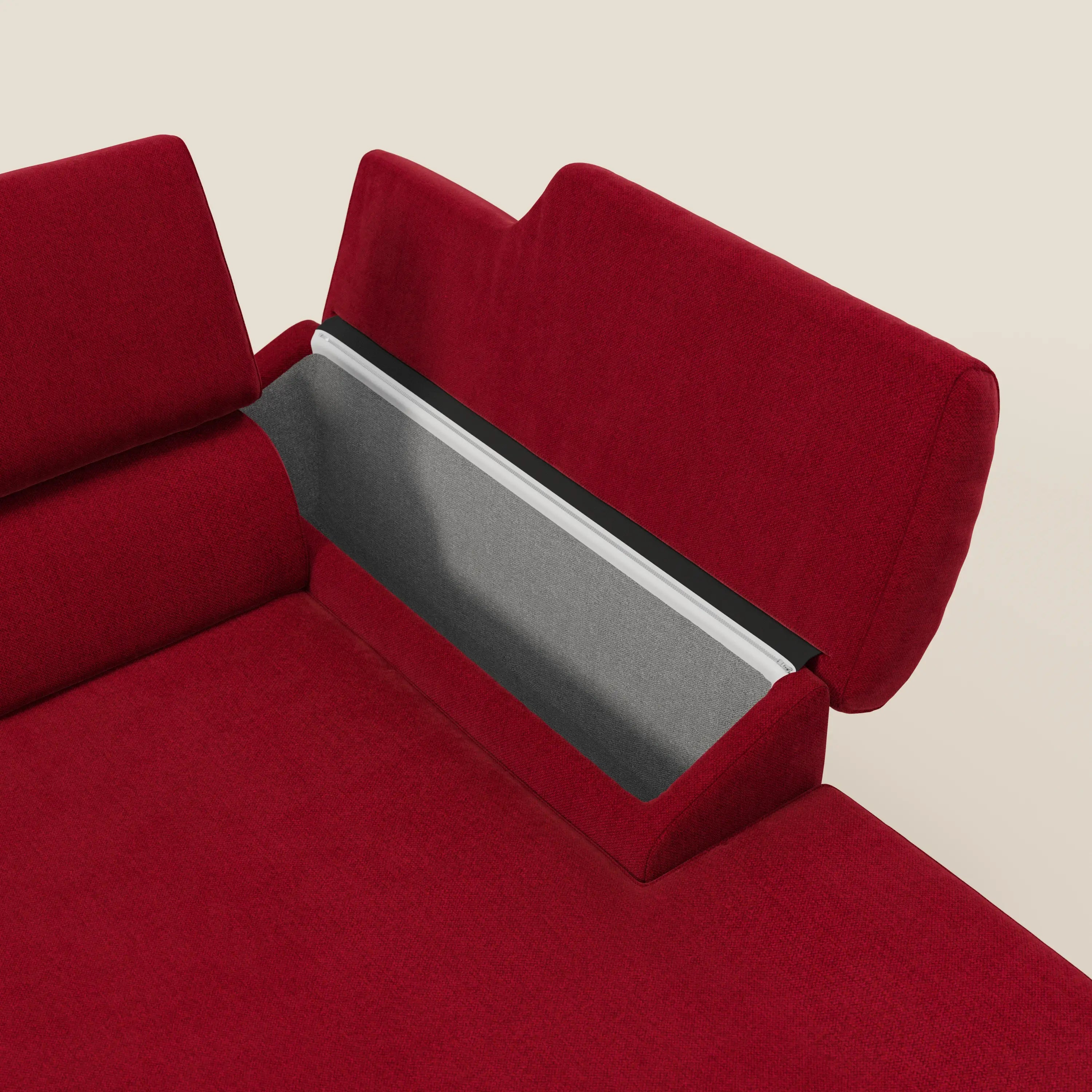 Il divano Donatello angolare 5 posti di Divani.Store è caratterizzato da sedute scorrevoli, braccioli contenitore e un vano contenitore foderato in tessuto in T23 bordeaux. Il suo design moderno spicca su uno sfondo beige chiaro.