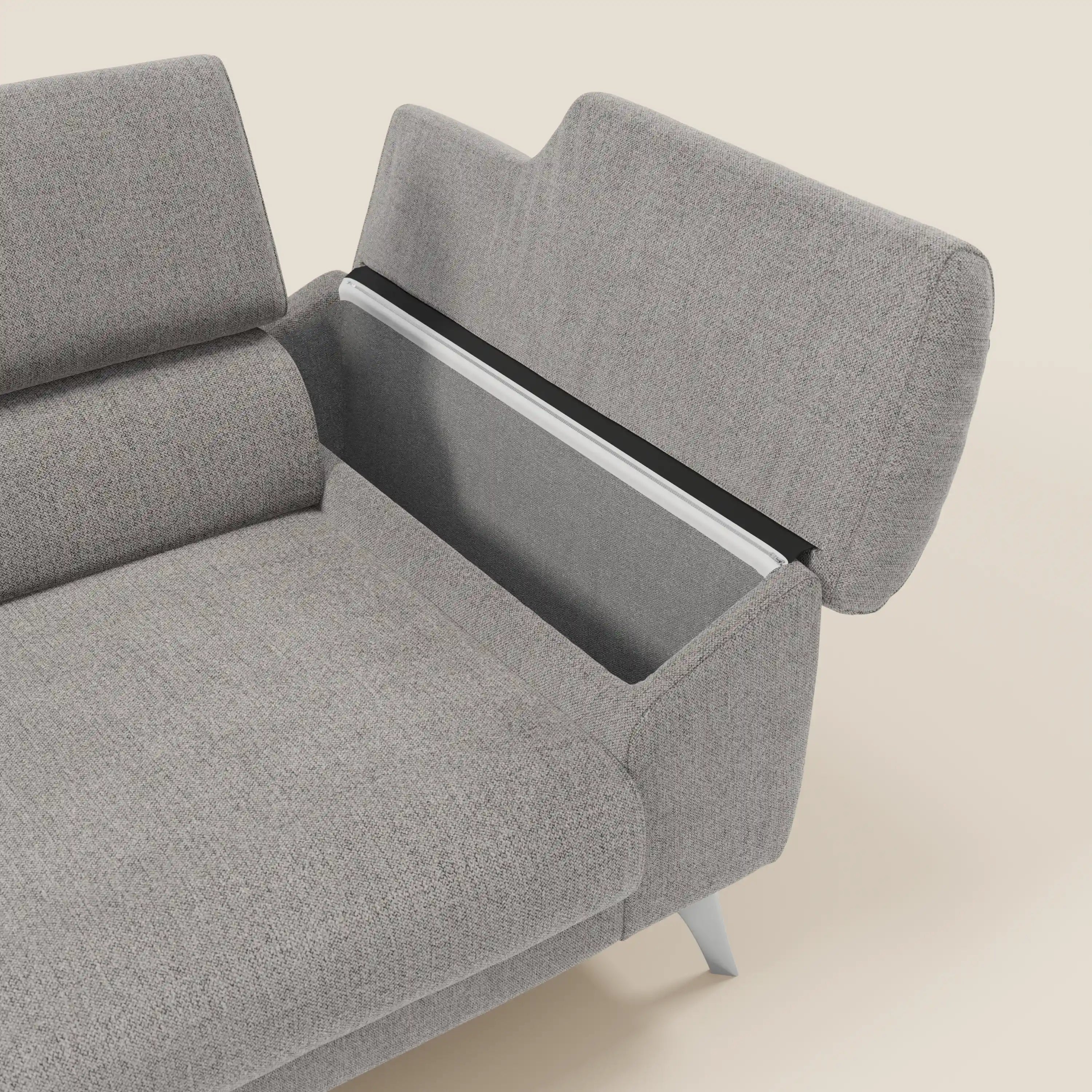 Il divano Donatello di Divani.Store è caratterizzato da sedute allungabili, braccioli contenitore, poggiatesta reclinabili e tessuto antimacchia grigio T23, che combinano stile moderno e pratiche soluzioni di contenimento.