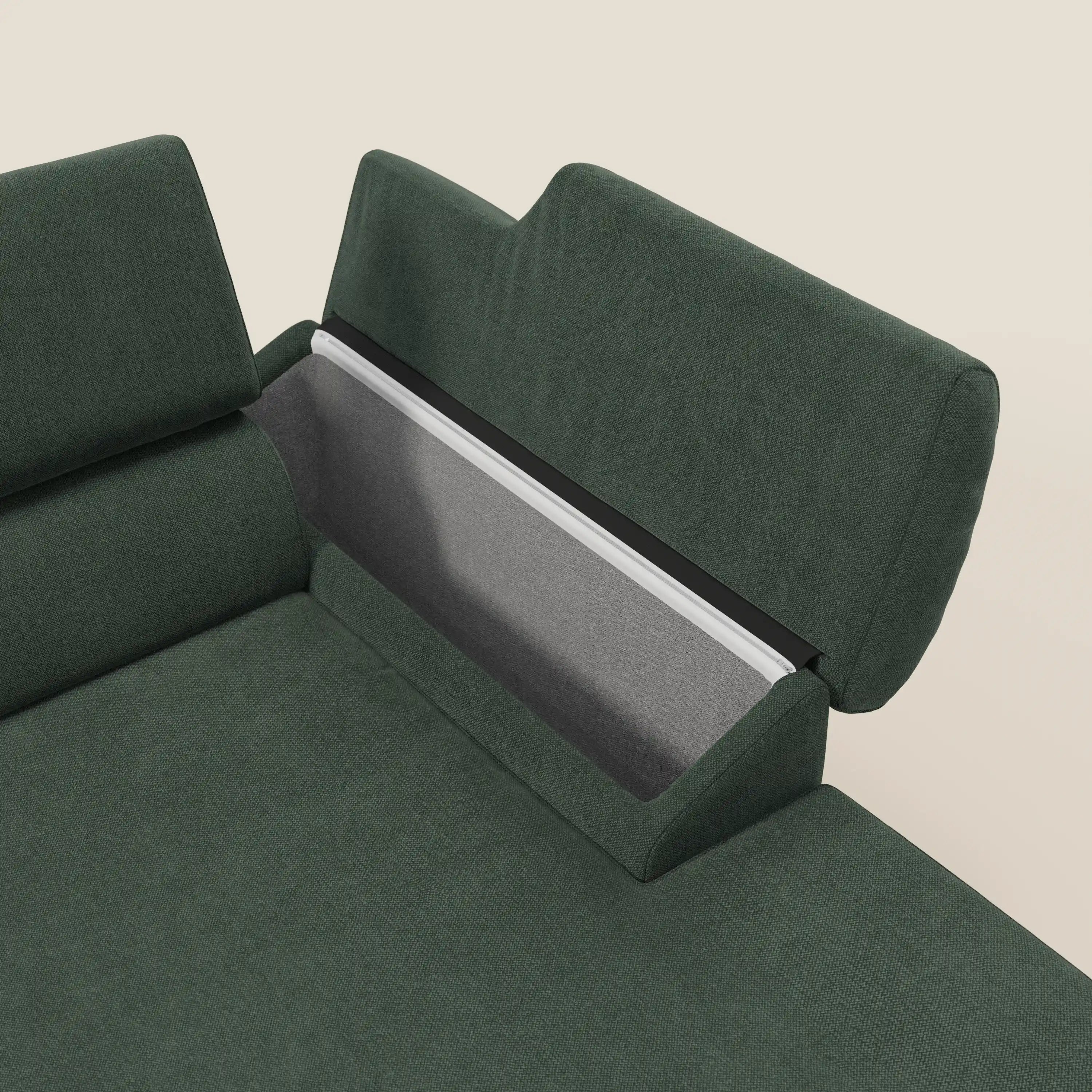 Il Donatello Divano angolare di Divani.Store in tessuto smacchiabile T23 verde è caratterizzato da sedute scorrevoli, braccioli contenitori, vano rettangolare nascosto sotto lo schienale foderato in tessuto grigio e cuscini angolari su uno sfondo bianco sporco.