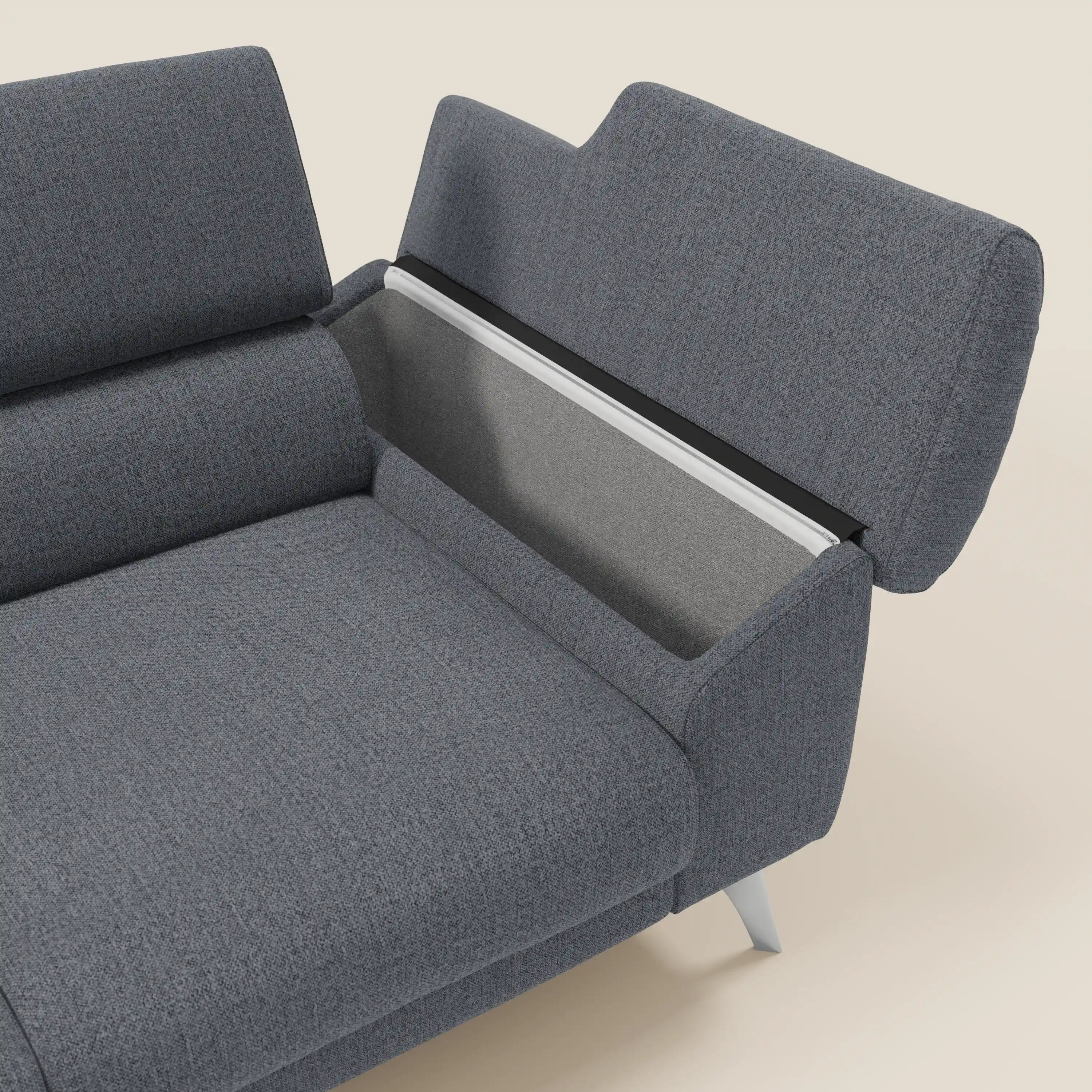 Il divano Donatello di Divani.Store è dotato di 3 sedute estensibili, braccioli contenitori e poggiatesta reclinabili, rivestiti in tessuto T23 blu grafite, facile da pulire, e di gambe corte argentate, perfette per un look moderno.