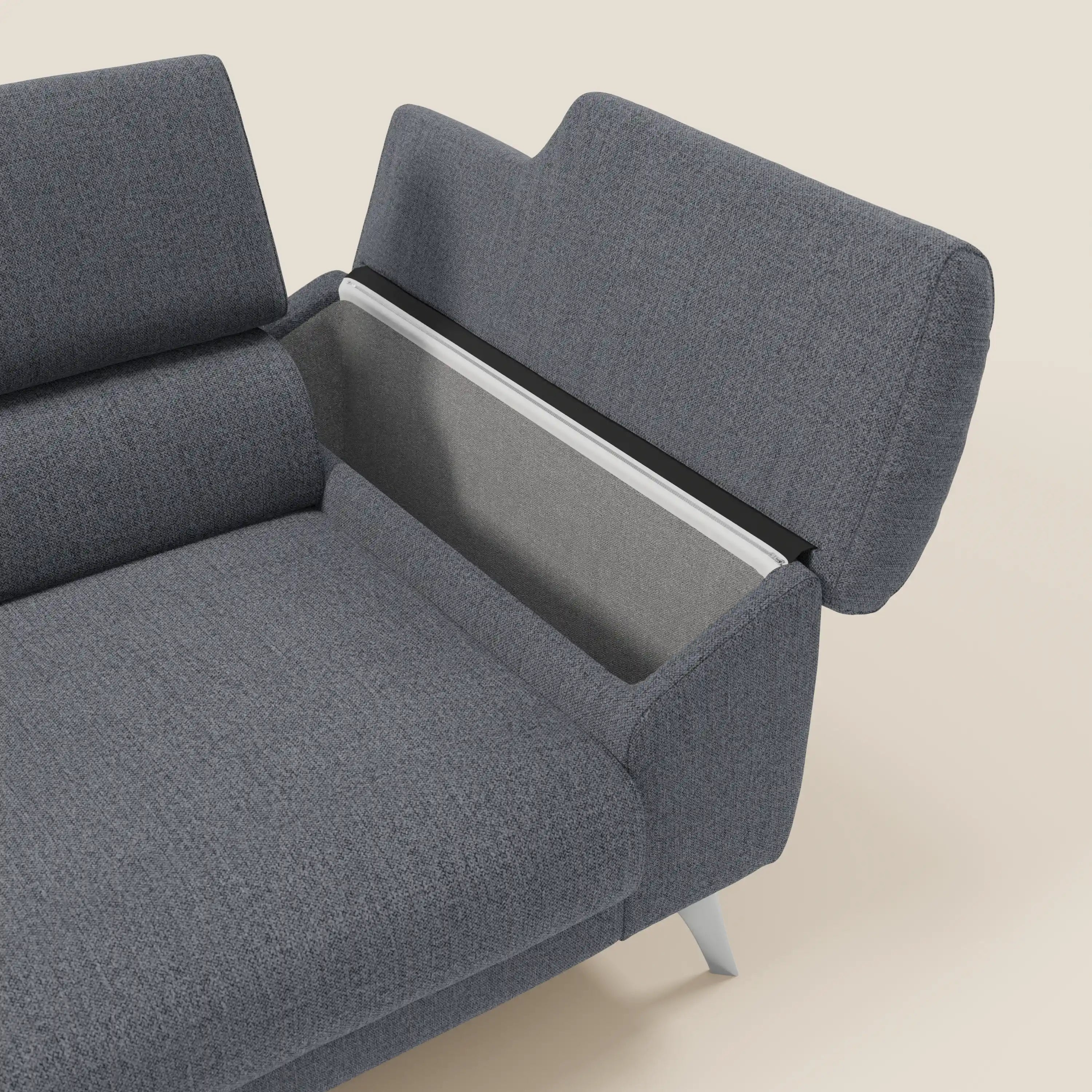 Il divano Donatello di Divani.Store è caratterizzato da sedute allungabili, braccioli contenitore e poggiatesta reclinabili in tessuto smacchiabile T23 blu grafite, che fondono lo stile moderno con il contenimento intelligente su eleganti gambe in metallo su uno sfondo chiaro.