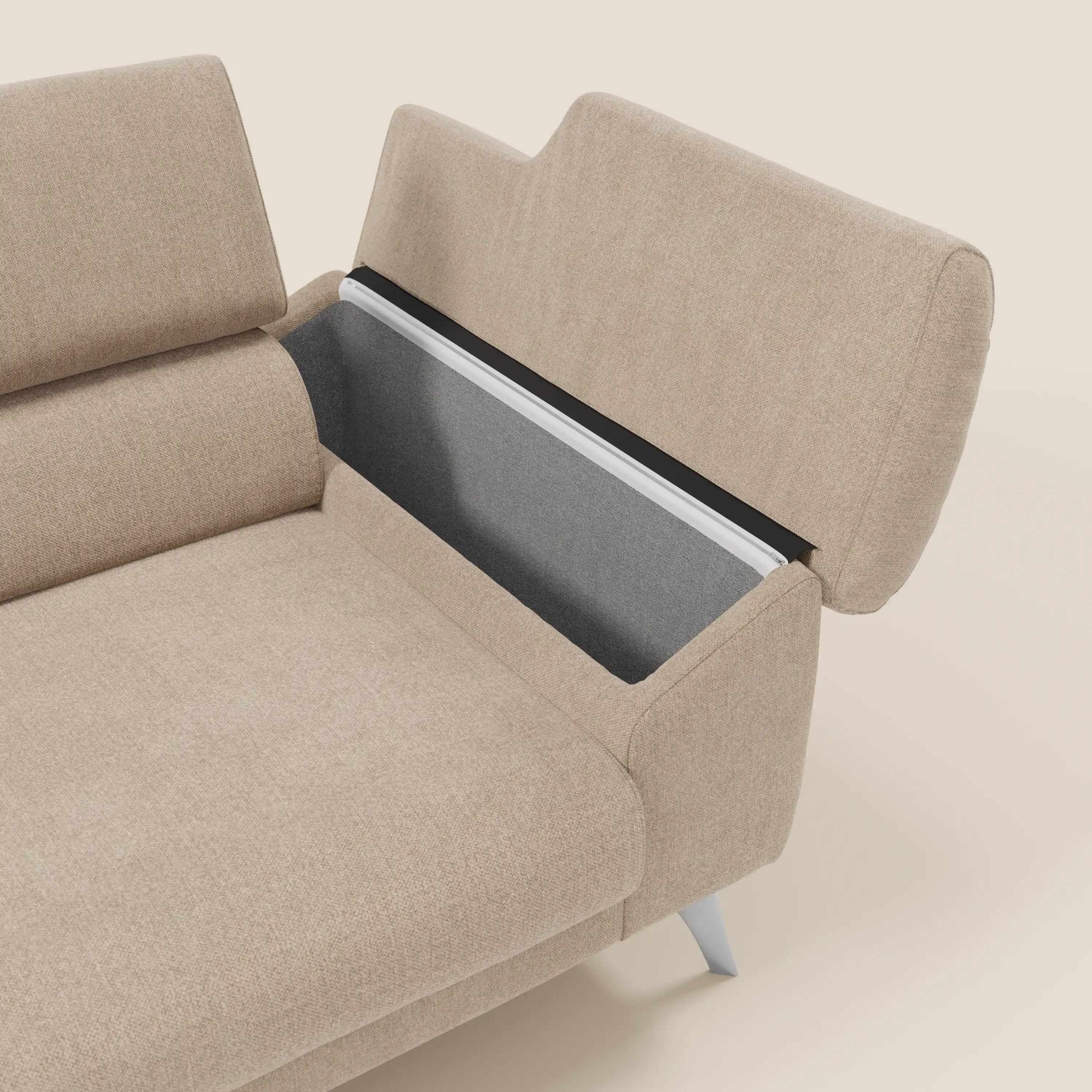 Il divano Donatello di Divani.Store è caratterizzato da sedute allungabili, braccioli contenitore e poggiatesta reclinabili in tessuto smacchiabile T23 beige, che uniscono comfort intelligente e design moderno su gambe angolari bianche.