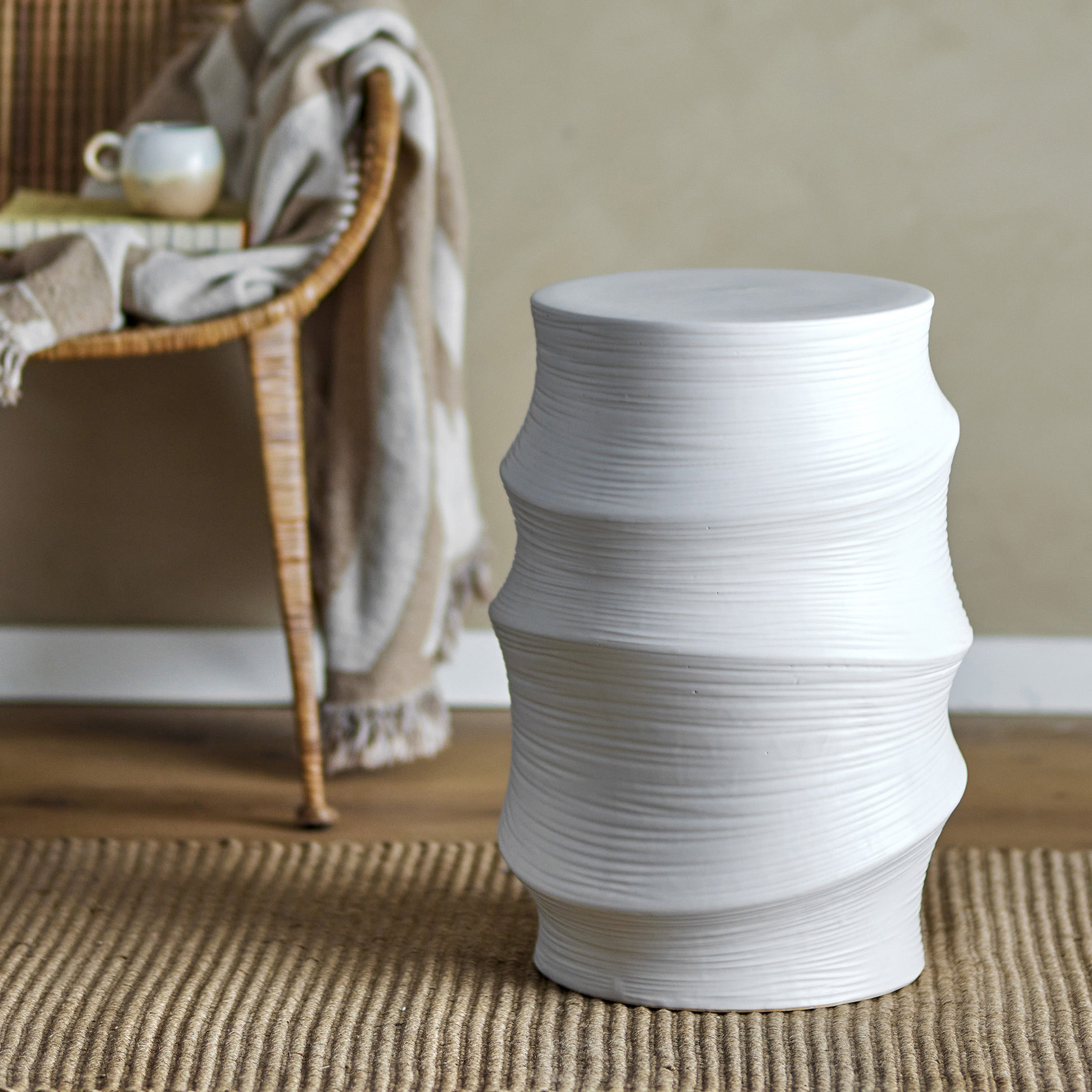 Volise tavolino scultoreo cilindrico in gres stoneware bianco - divani.store