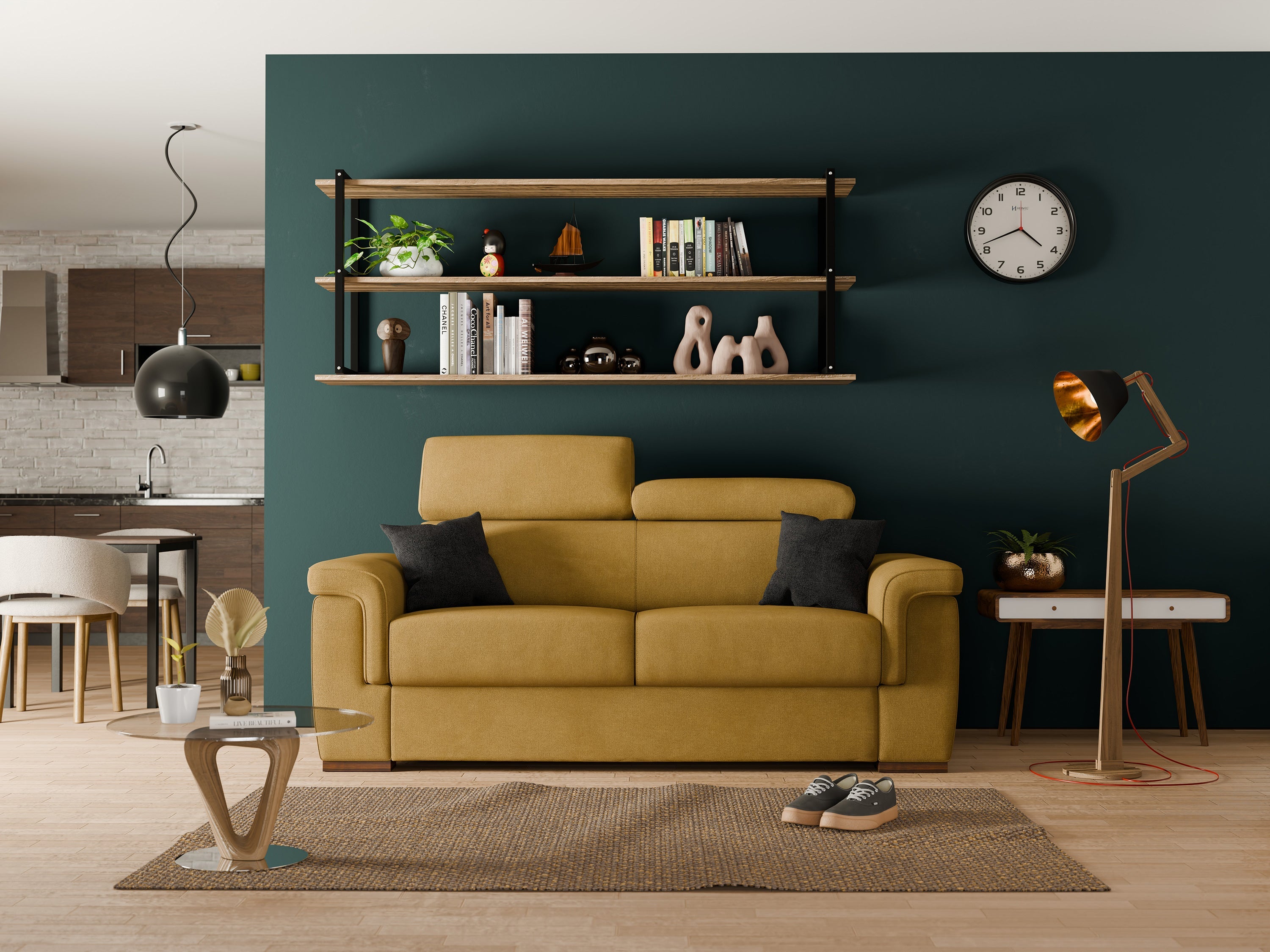 Soggiorno moderno con divano giallo senape, due cuscini neri, parete d'accento verde acqua, scaffali galleggianti con libri e decorazioni, orologio rotondo a parete e illuminazione elegante. Tavolo e scarpe da ginnastica di fronte.