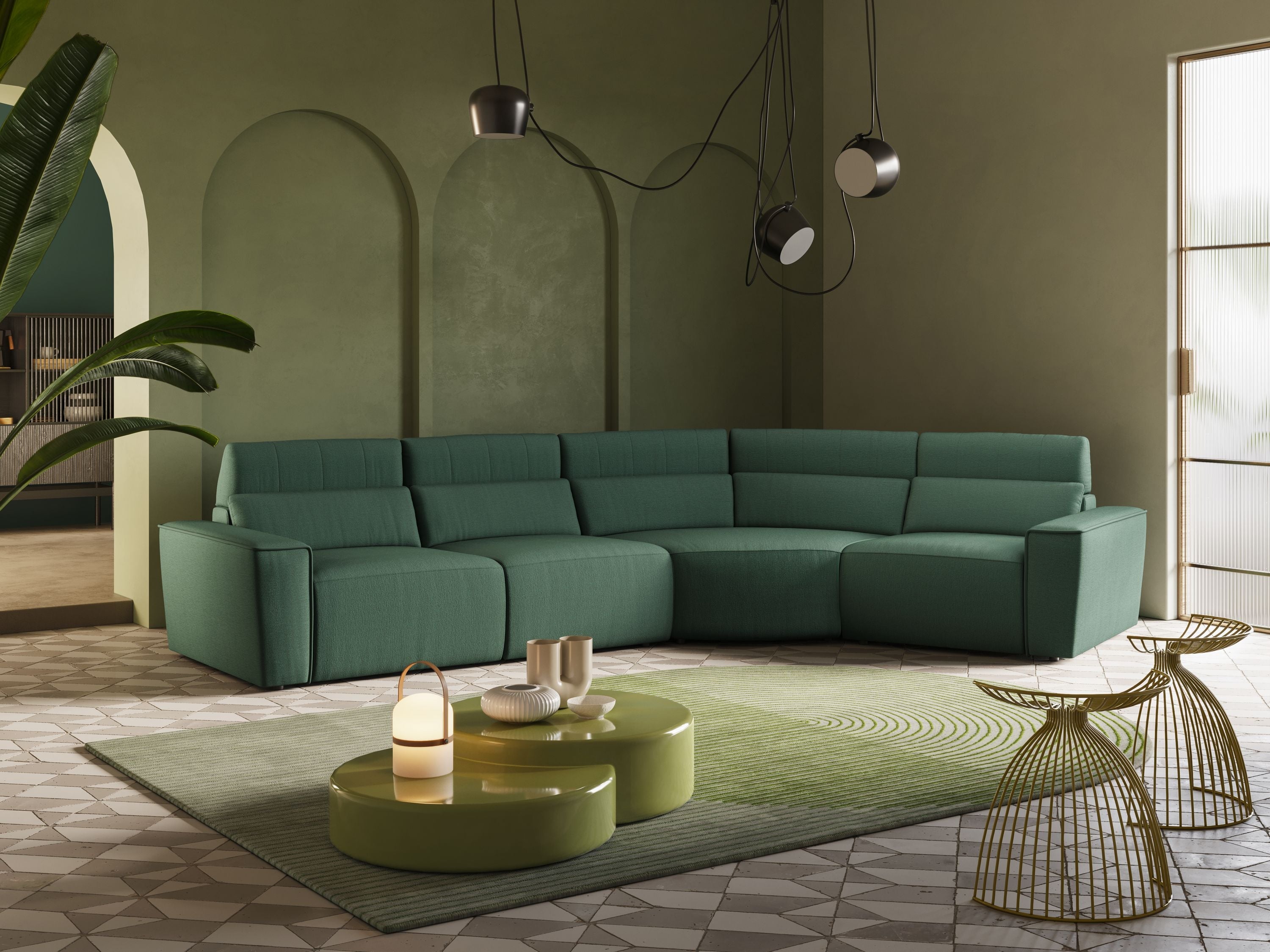 Un soggiorno moderno con un divano componibile verde, un tappeto verde, due tavolini da caffè rotondi verdi decorati, sgabelli dorati con struttura in filo metallico, dettagli ad arco sulle pareti, lampade a sospensione e una grande pianta frondosa.