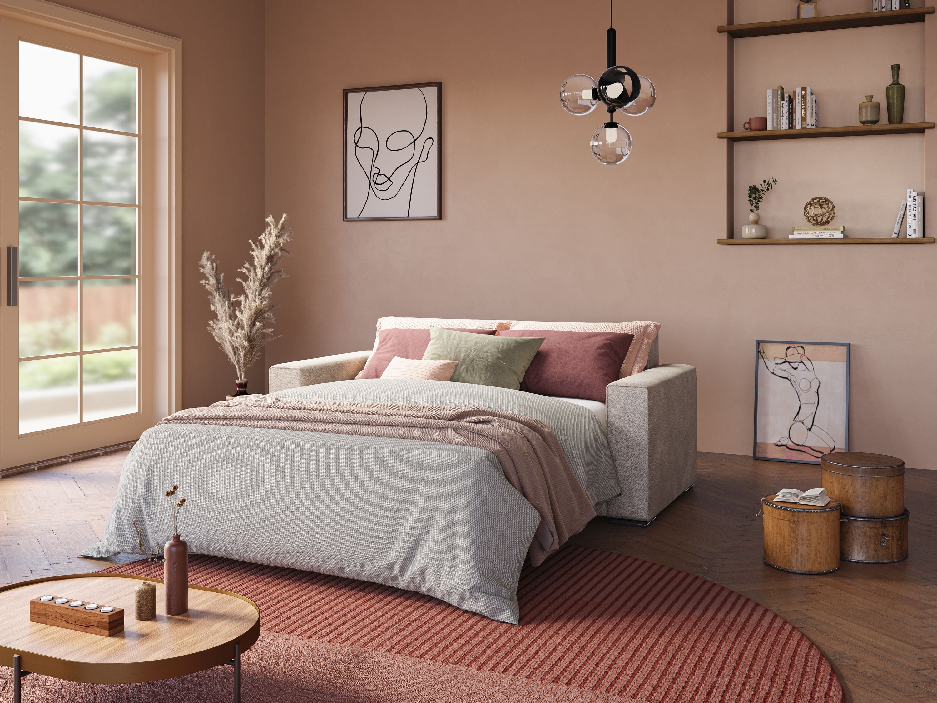Una camera da letto moderna con divano letto beige, biancheria da letto rosa e grigia, opere d'arte astratta, tavolino rotondo, scaffali con libri, pianta in vaso, sgabelli in legno e una grande finestra che lascia entrare la luce naturale.